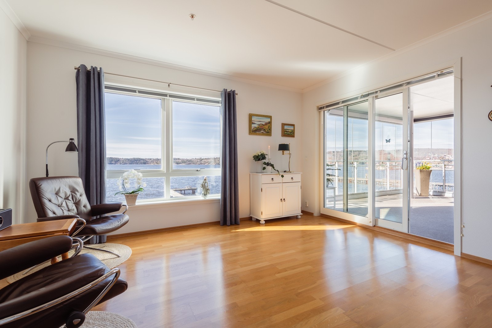 Fra stuen er det utgang til romslig innglasset balkong mot sydvest med suveren utsikt. Galleribilde