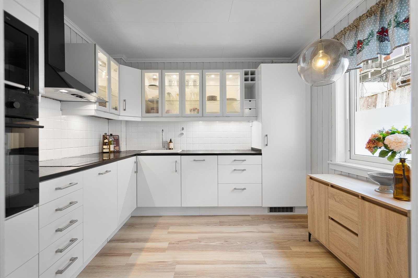 Flott rekkehus med moderne kjøkken- Galleribilde