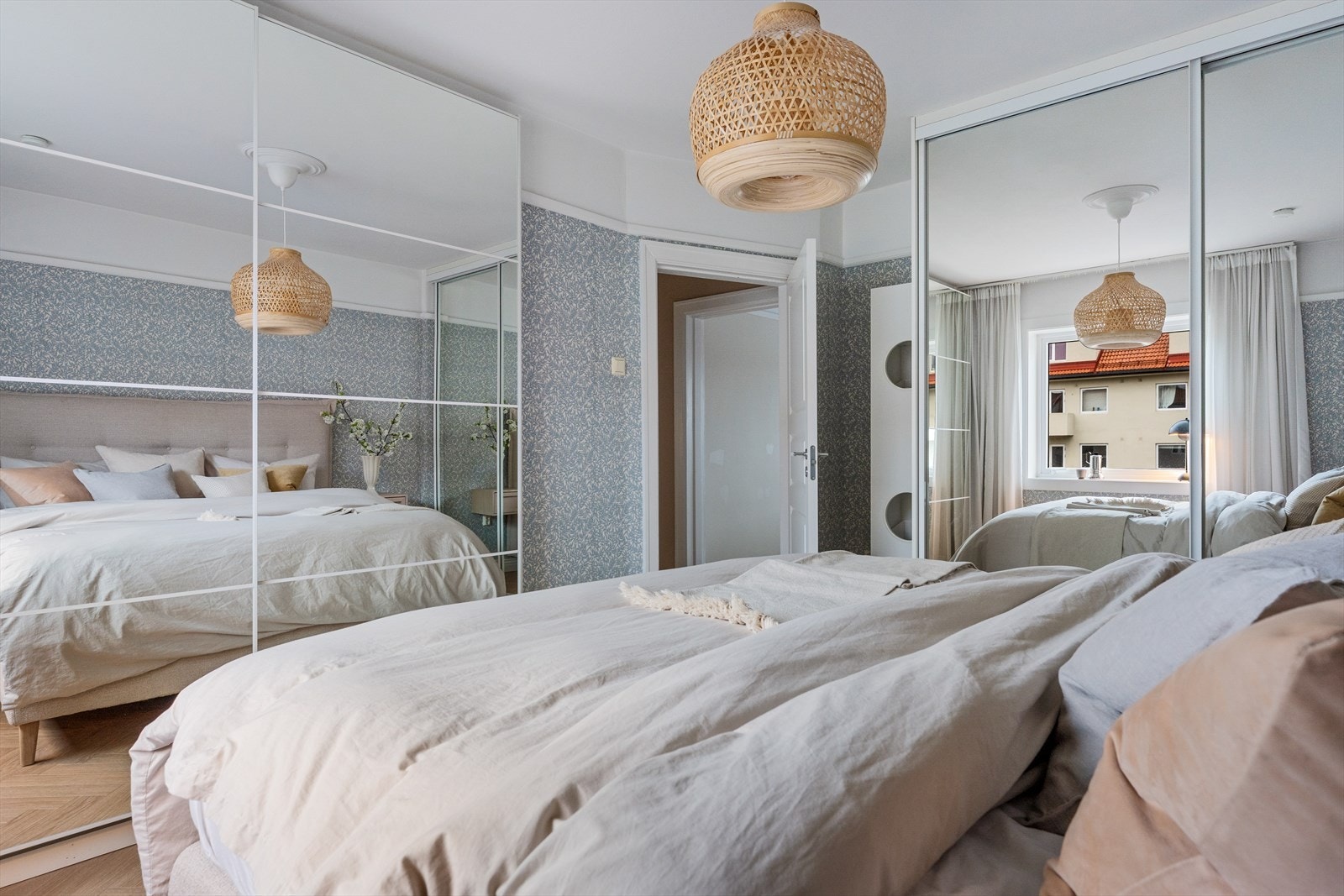 - Her har du rikelig med oppbevaringsplass, to store garderobeskap med skyvedører og speil - Galleribilde