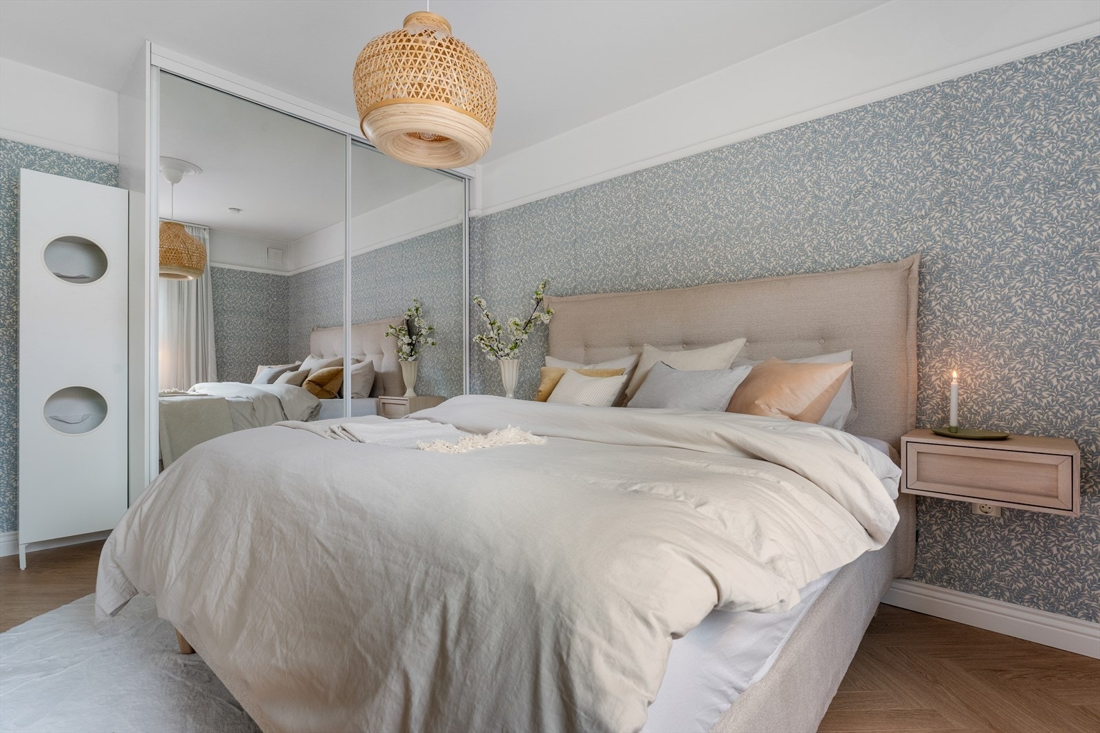 - Her er det god plass til stor seng og ønsket møblering - Galleribilde