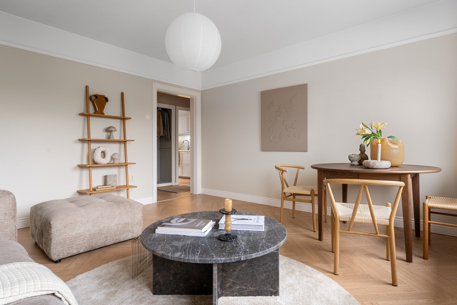 - I 2024 ble stue, kjøkken, gang og soverom helsparklet og malt i behagelige farger - Galleribilde