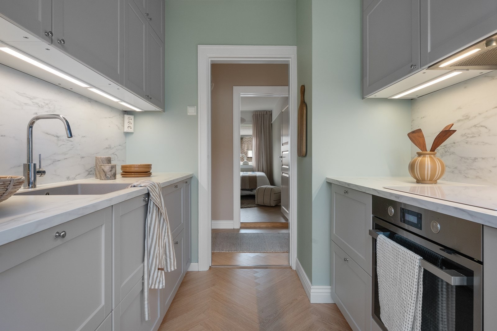 - Kjøkken med profilerte skapfronter og praktisk laminat benkeplate med underlimt vask - Galleribilde