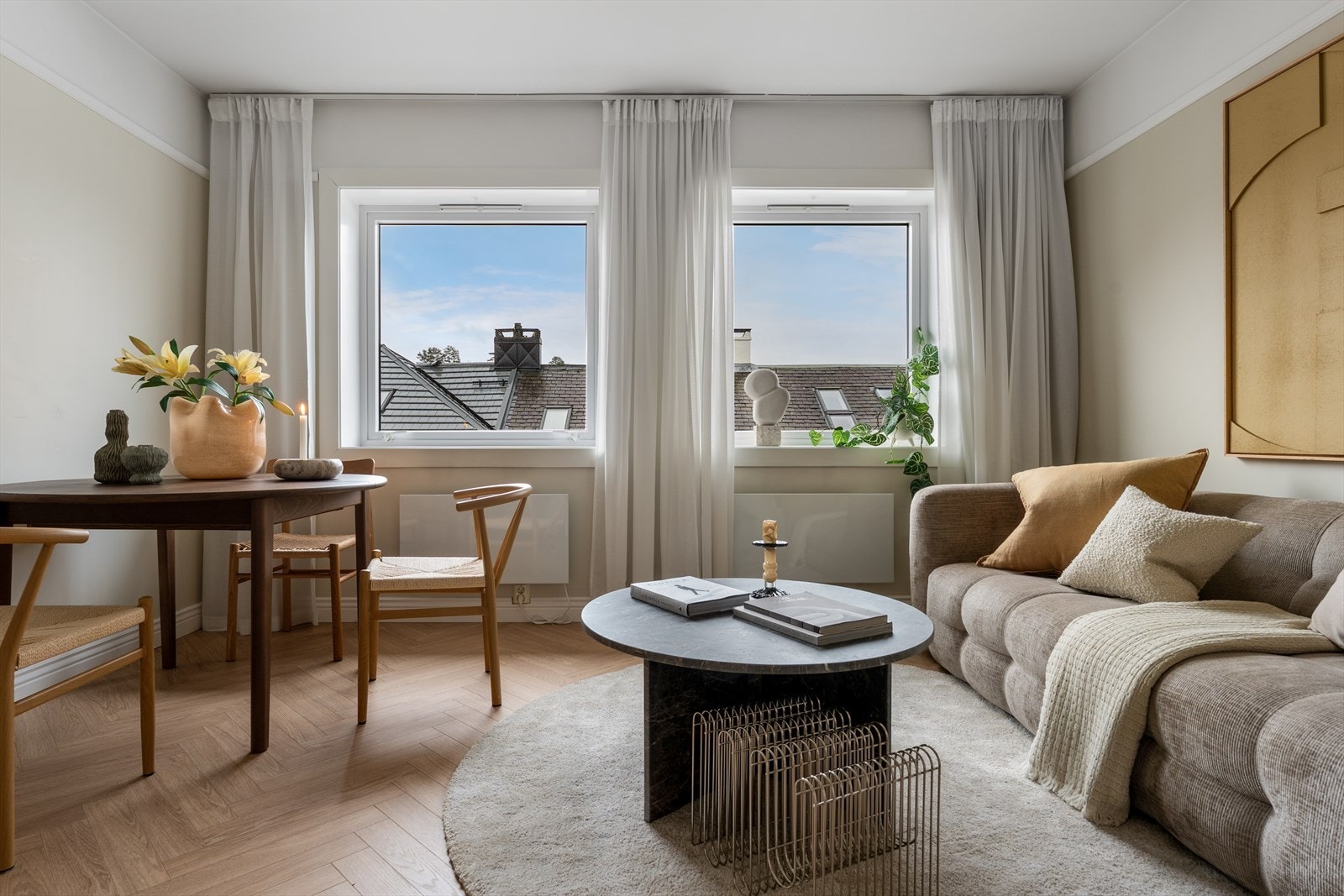 - Det er store vindusoverflater i leiligheten som slipper inn rikelig med naturlig lys gjennom dagen - Galleribilde