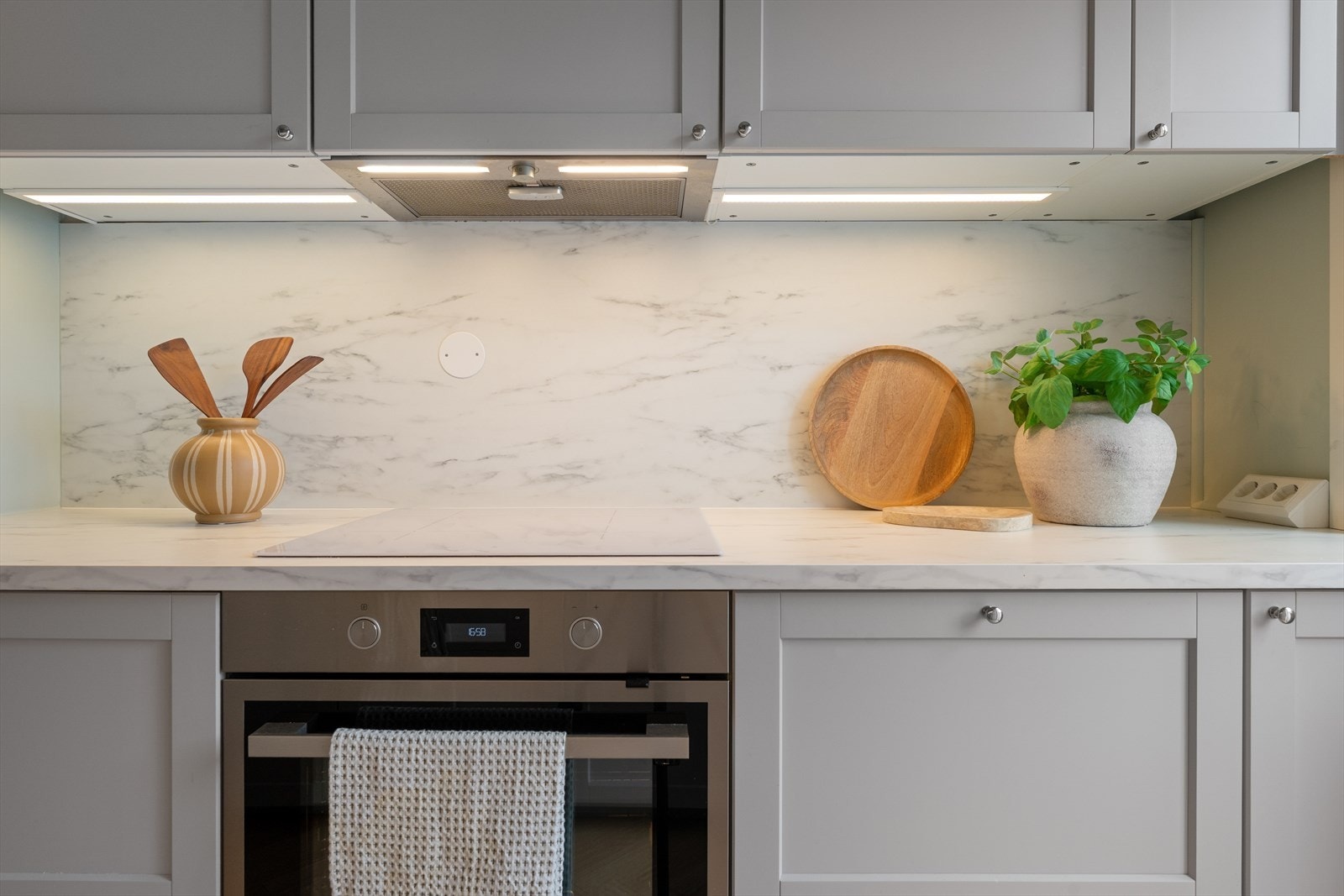 - Integrerte hvitevarer er inkluderer induksjon platetopp, stekeovn, oppvaskmaskin og kombiskap (kjøl/frys) - Galleribilde