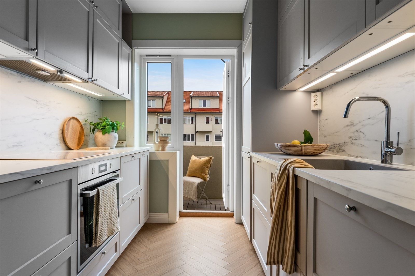 - Fra kjøkkenet har du direkte adgang til balkong - Galleribilde