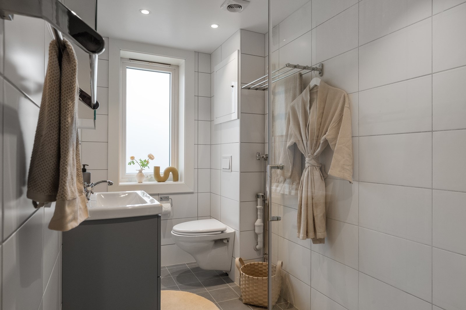 - Lyst og fint bad med nytt servantskap, servant og regnfallsdusj fra 2023 - Galleribilde