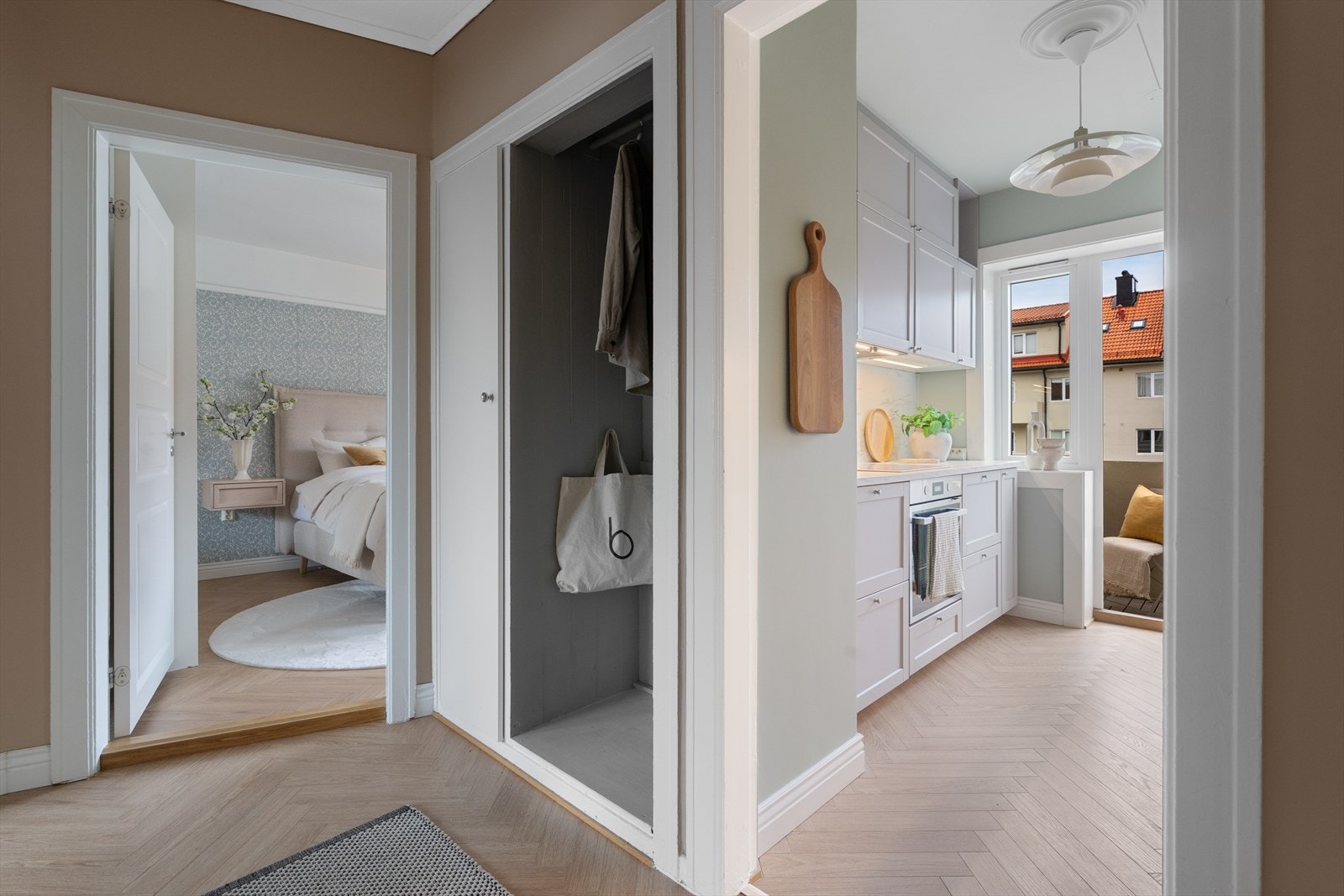 - Det er gode oppbevaringsmuligheter til jakker og sko i gangen - Galleribilde