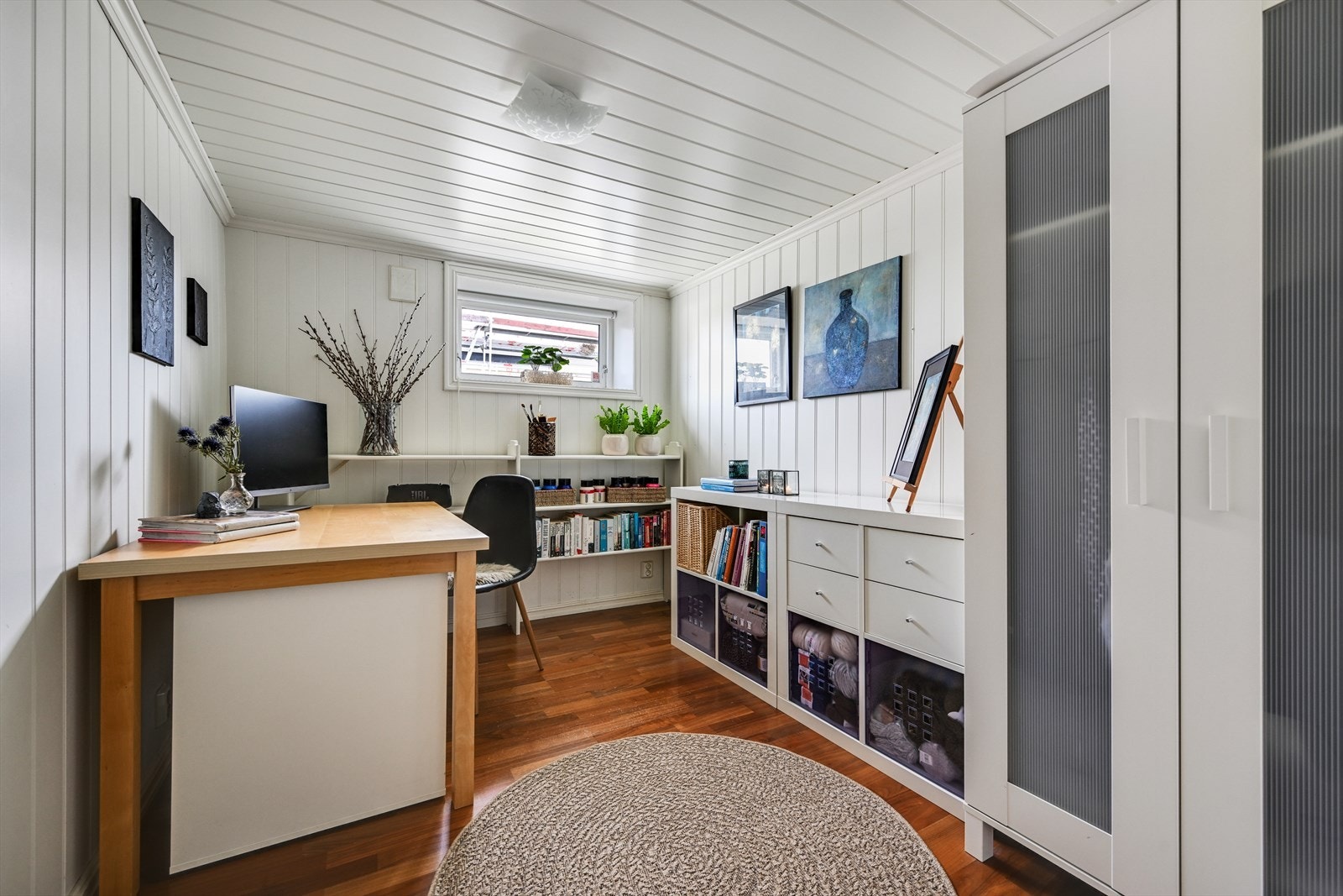 Soverom nr. 3 i kjelleretasjen, her innredet og brukt til kontor. Galleribilde