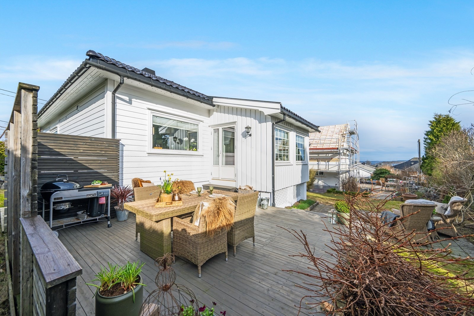 Romslig terrasse med utgang fra TV-stue. Sjøgløtt mot fjorden. Galleribilde