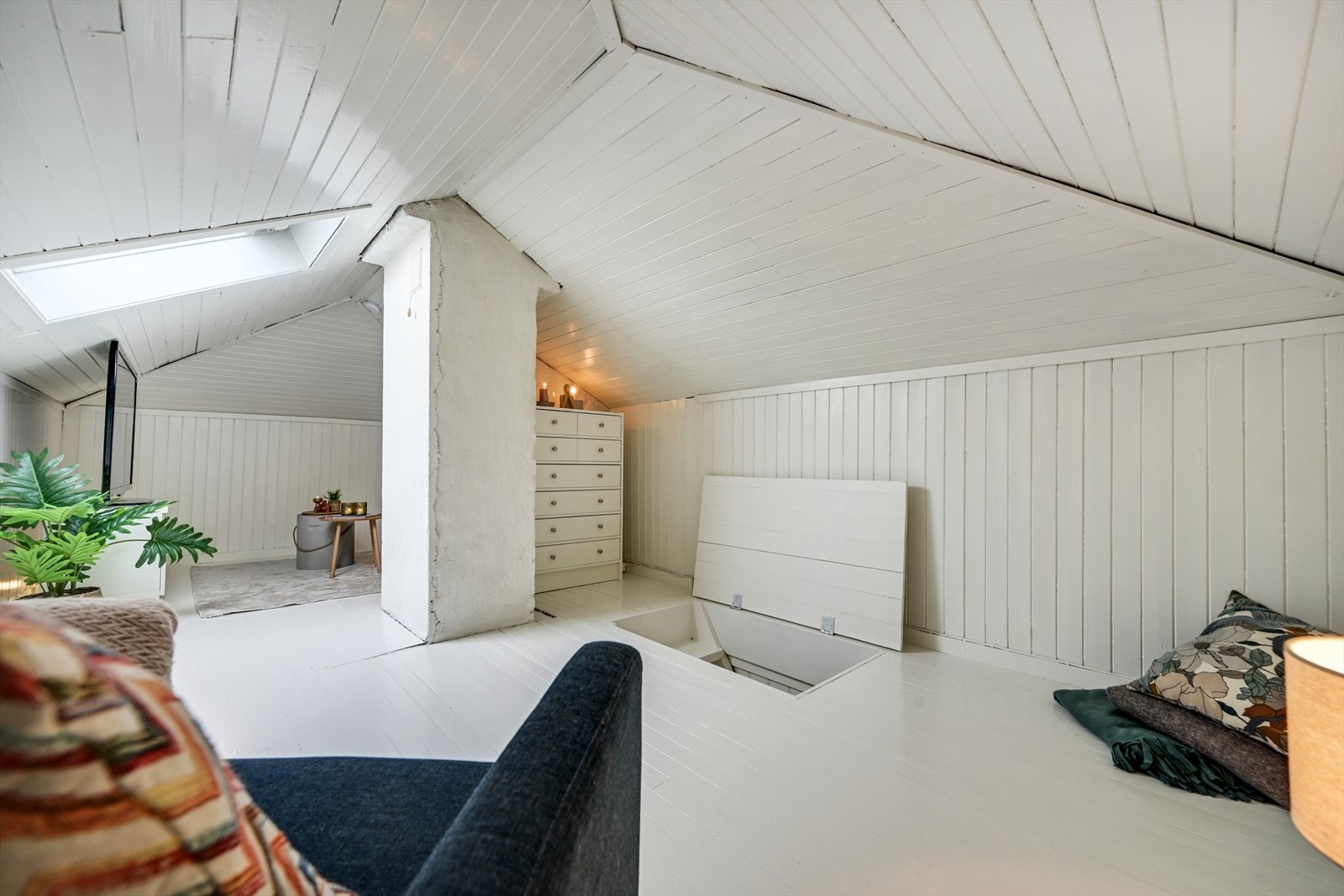 Loft i dag brukt som oppholdsrom. Rommet er ikke omsøkt, og oppfyller ikke krav til rom for varig opphold. Galleribilde