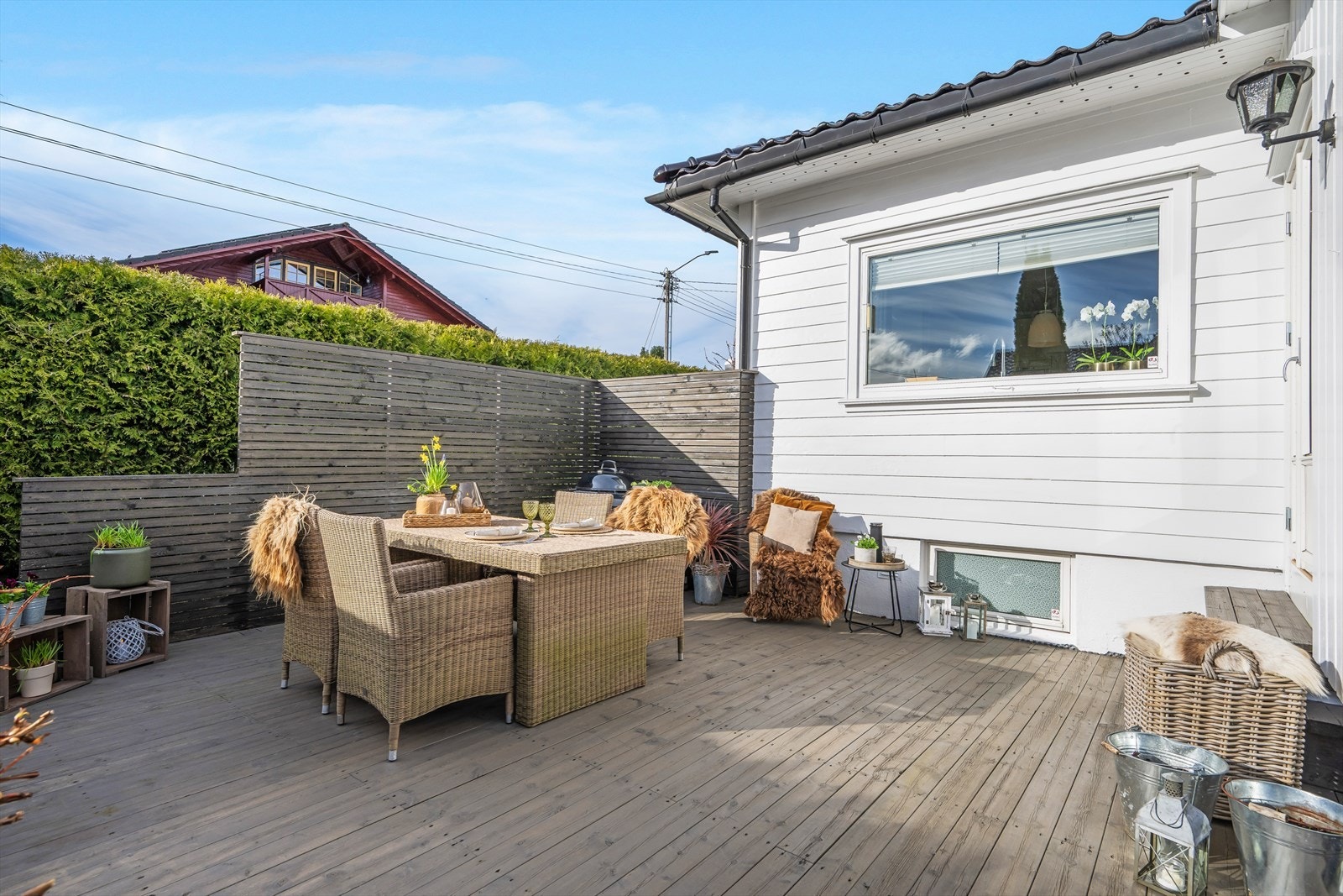 Den koselige terrasesen innbyr til fine stunder i sommerhalvåret. Galleribilde