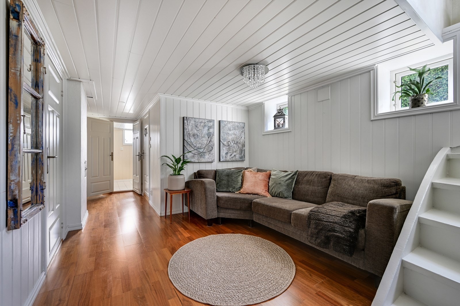 Fra kjellerstuen er det videre adkomst til øvrige rom i etasjen. Galleribilde