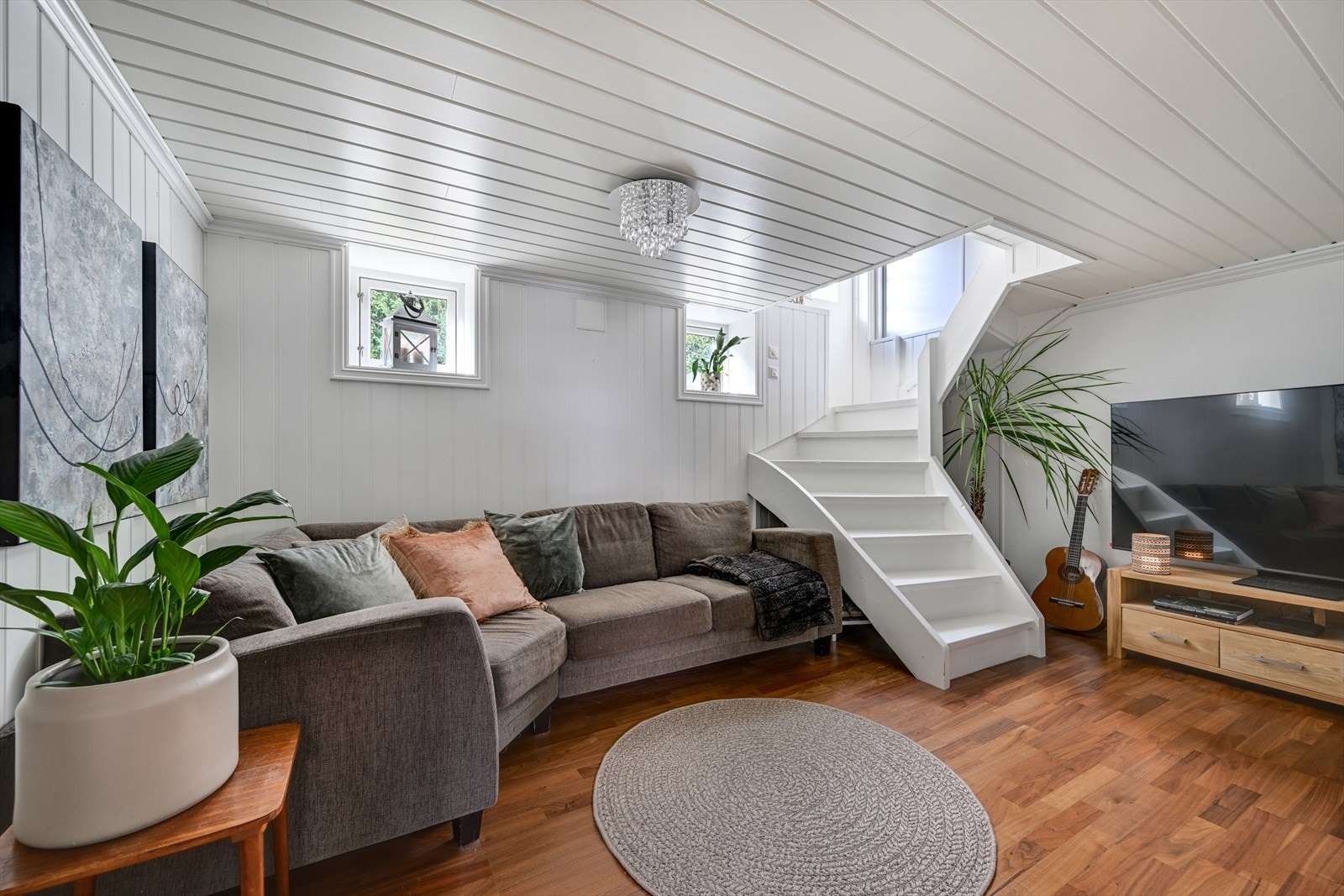 Kjellerstue med god plass til ungdommen i huset. Galleribilde