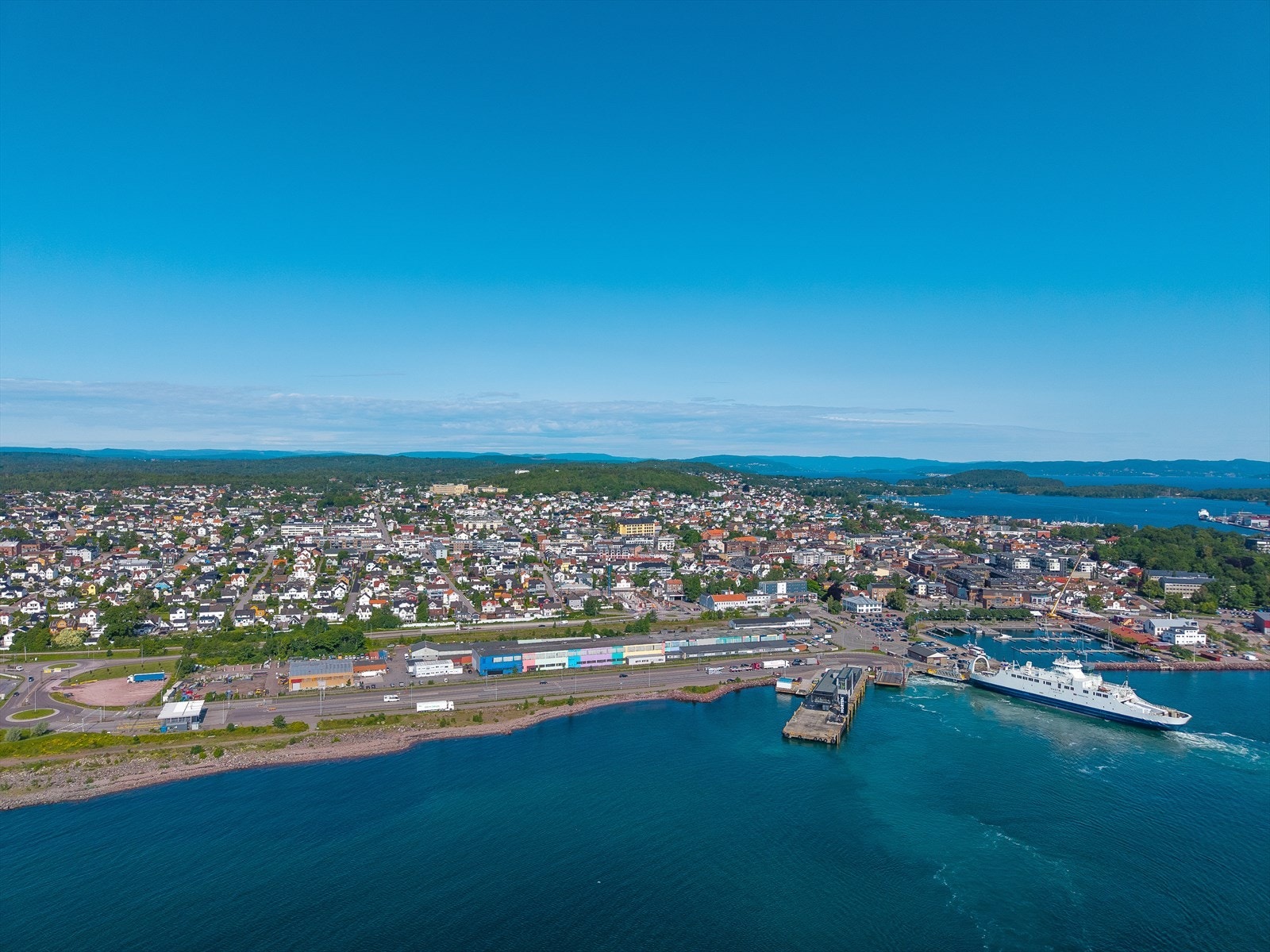 Områdebilde tatt med drone. Her oversiktsbilde over Horten med fergeadkomst til Bastøfergen. Galleribilde