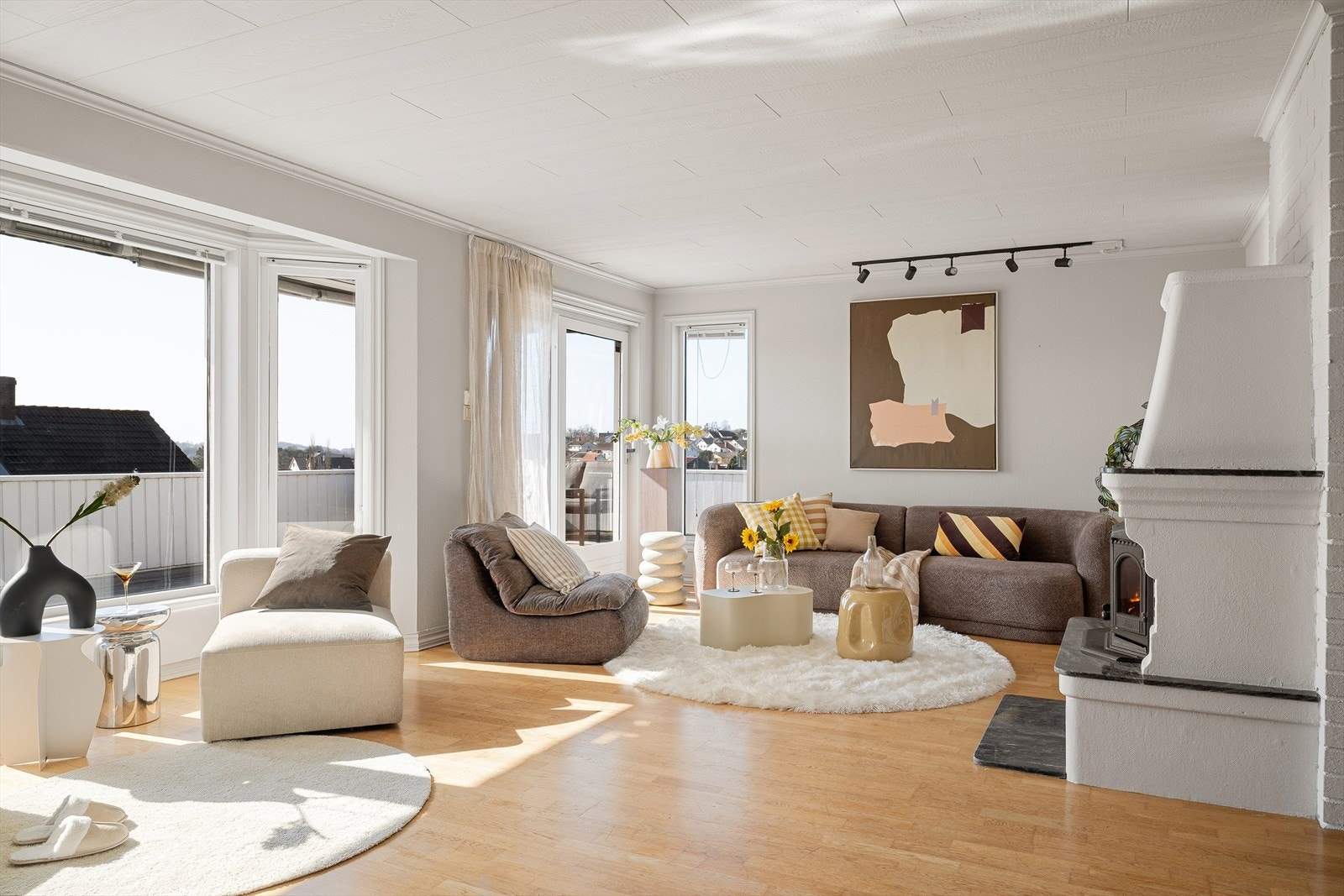 Boligen har en lun atmosfære med peis som naturlig samlingspunkt. Galleribilde