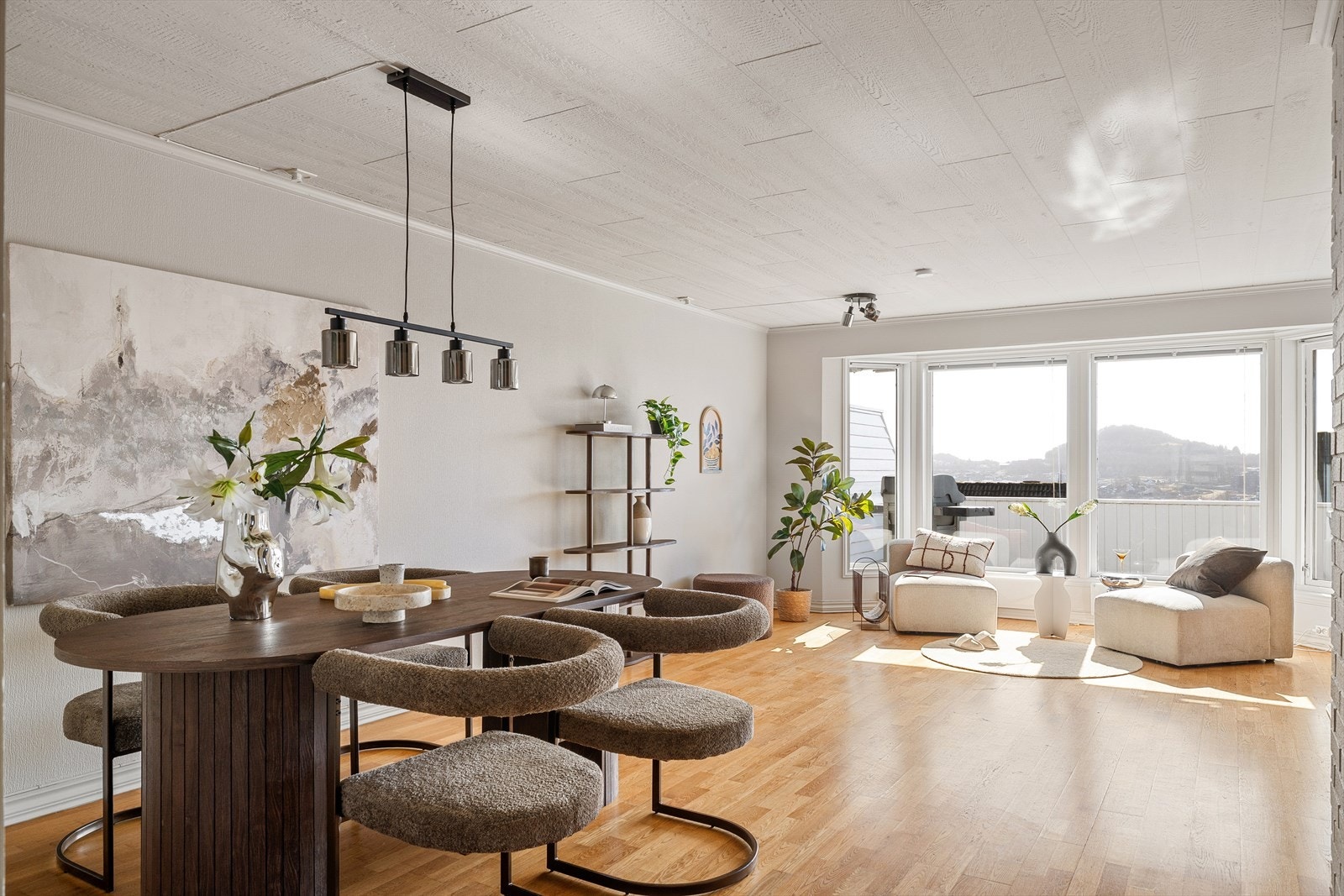 Rikelig med lys og store vinduer i stue Galleribilde