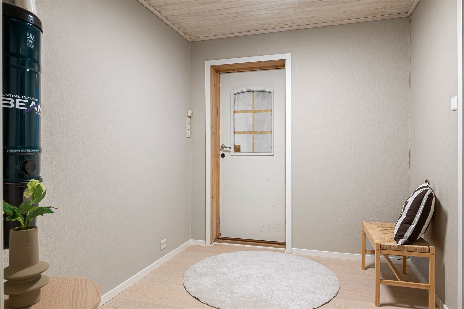 Utgang til parkeringen som er under tak Galleribilde