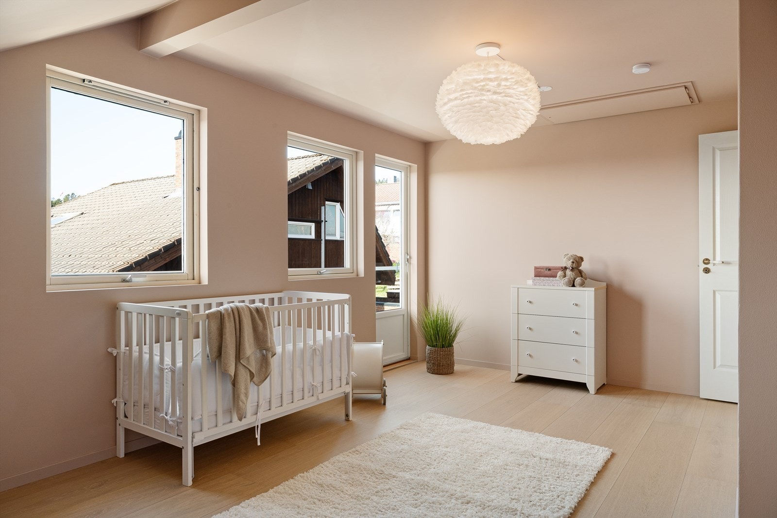 Soverom 2 er omgjort fra 2 til 1 soverom. Her med utgang til balkong Galleribilde