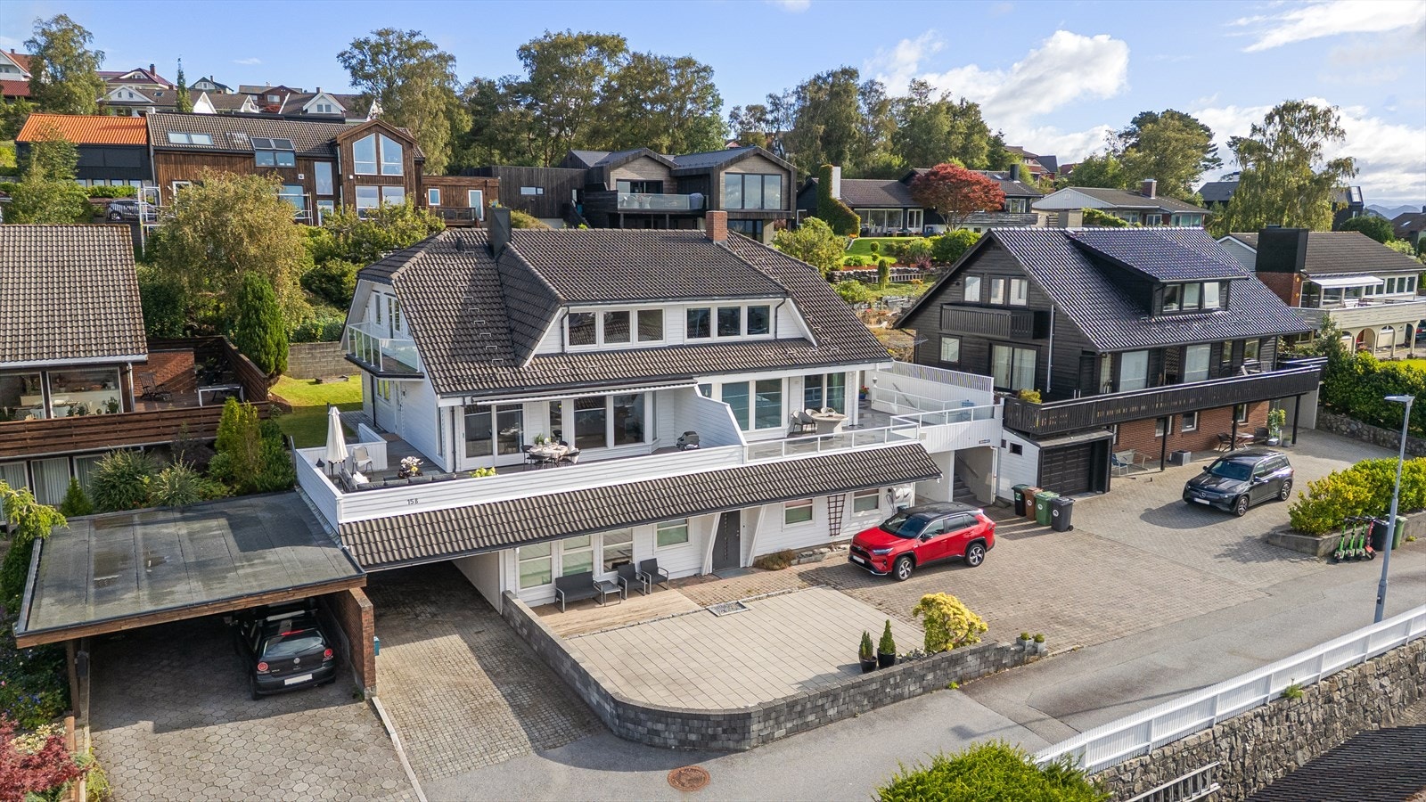 Flott beliggende familiebolig med stor terrasse rundt boligen og hage i bakkant Galleribilde