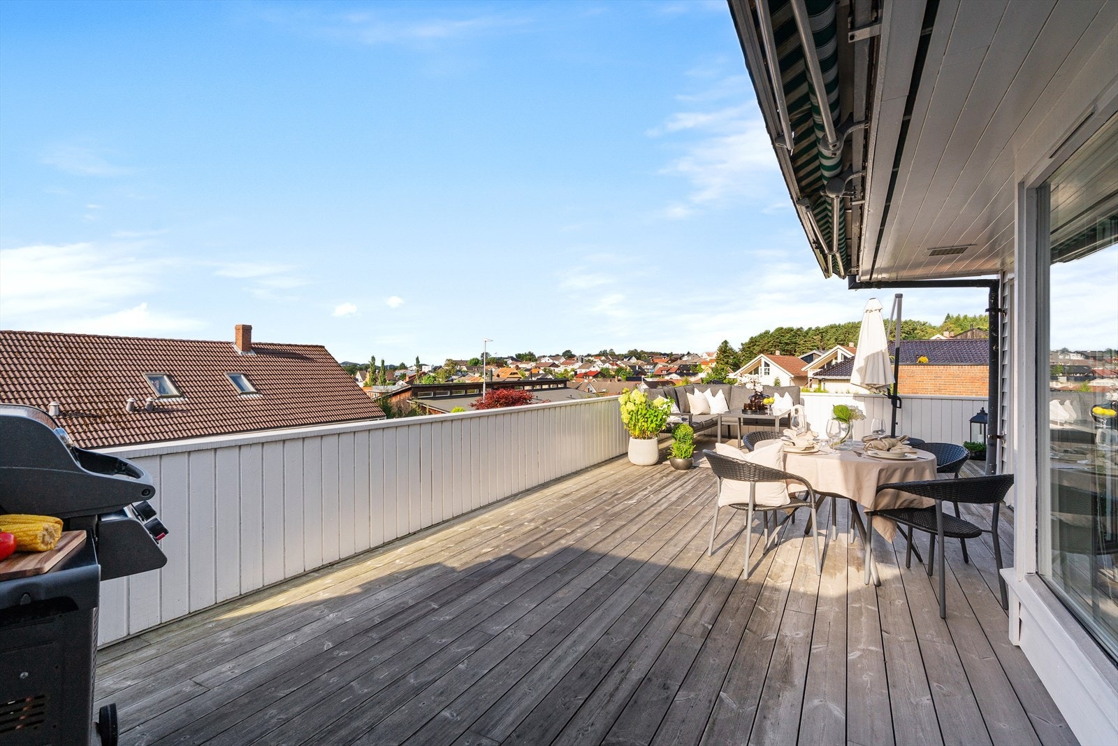 Med en fantastisk utsikt blir terrassen et fint sted for grilling og sosiale sammenkomster. Galleribilde