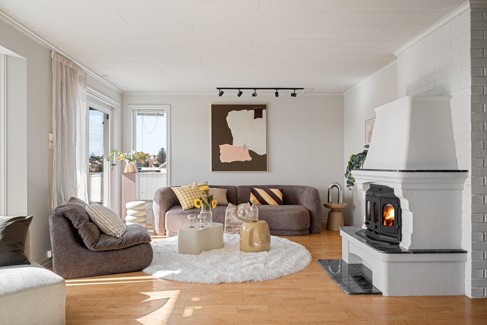 Lys og romslig stue med gode møbleringsmuligheter. Galleribilde