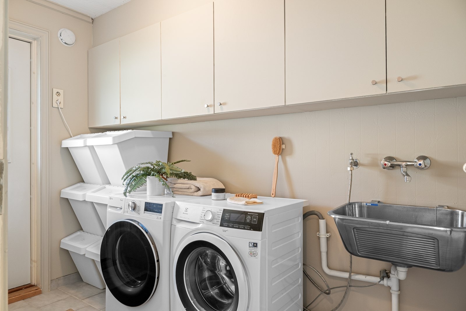 Meget praktisk vaskerom med bi-inngang og god skapplass. Perfekt for barnefamilier Galleribilde