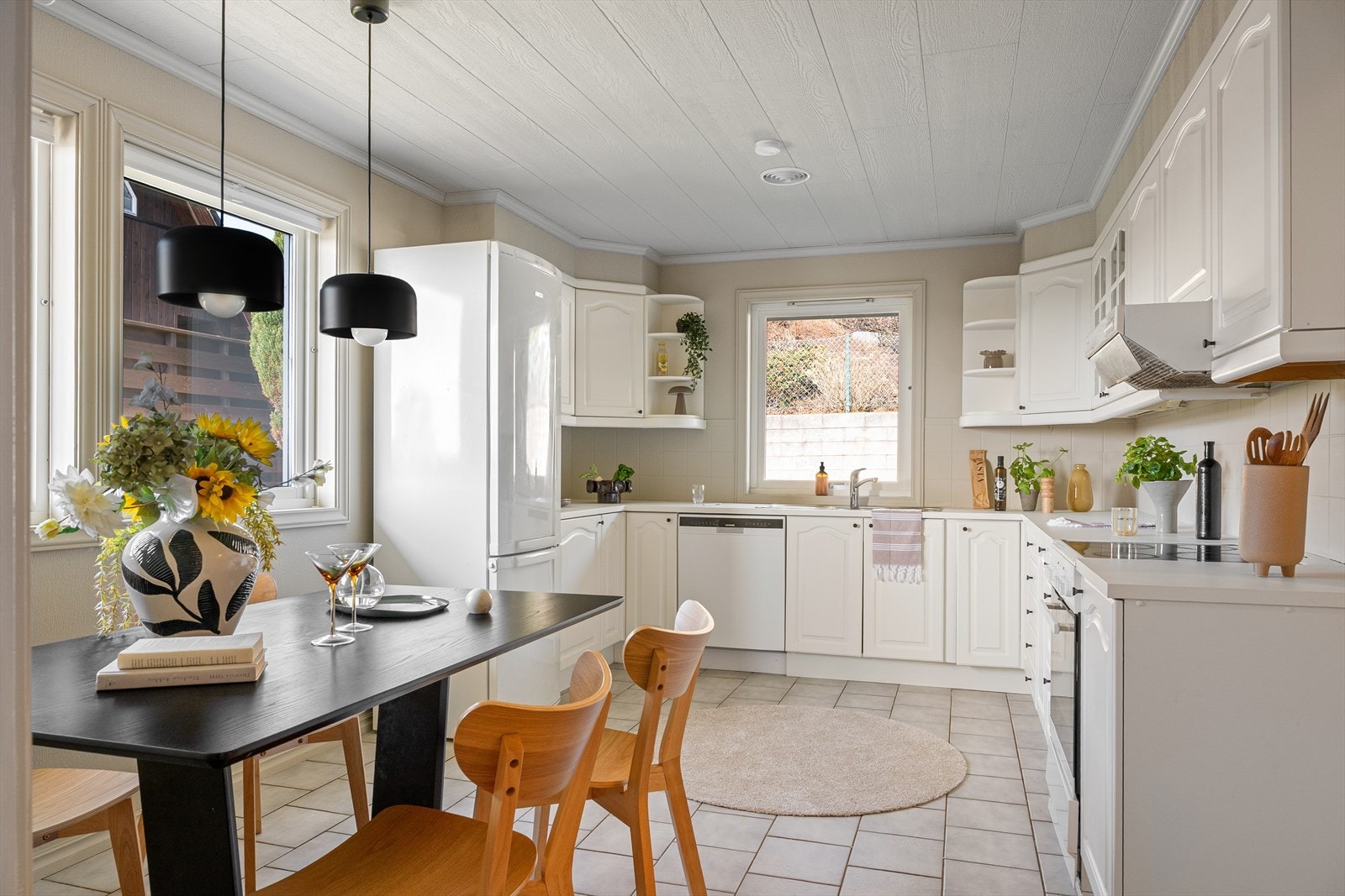 God plass til spisegruppe på kjøkken Galleribilde