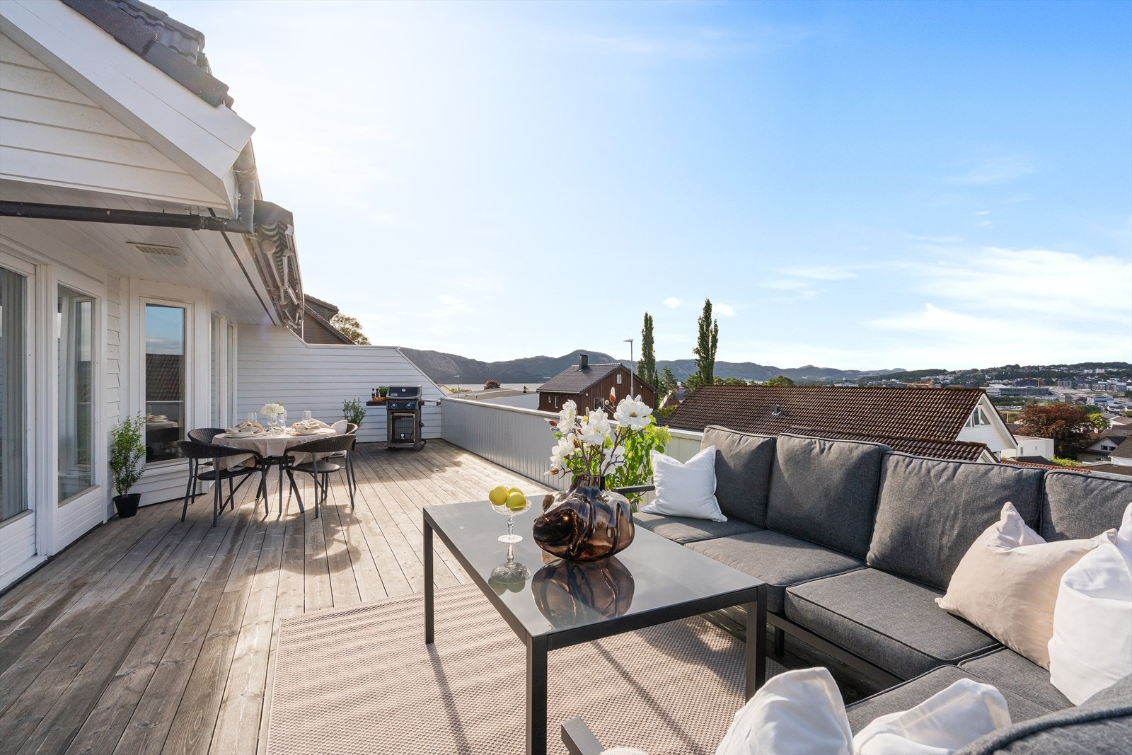 Nyte solrike dager på terrassen med denne utsikten er ikke verst Galleribilde