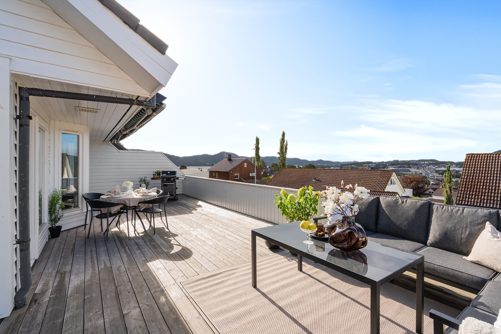 Solrik terrasse med god plass til utemøbler. Galleribilde