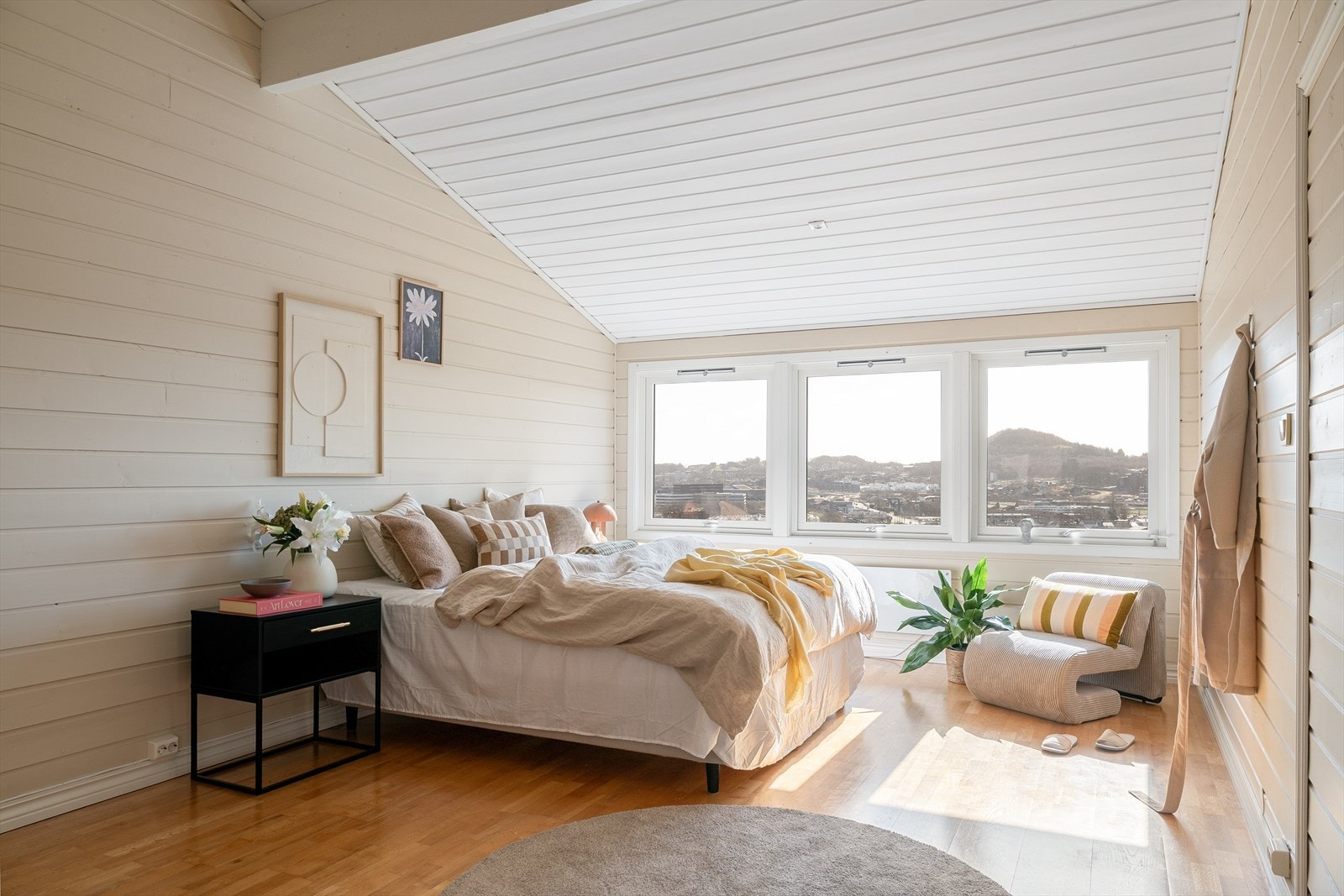 Hovedsoverommet har god utsikt mot Jåttånuten Galleribilde