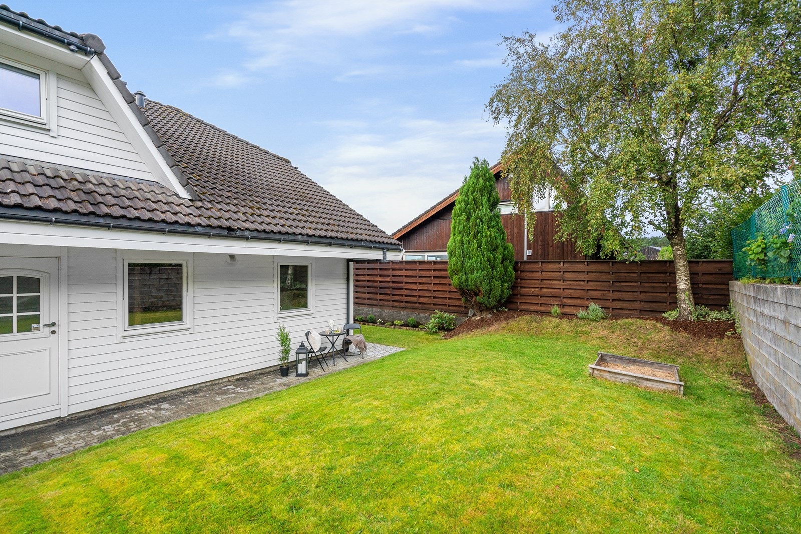 Sjarmerende hage på nordsiden av boligen. Her får man også noen solstråler inn fra vest Galleribilde