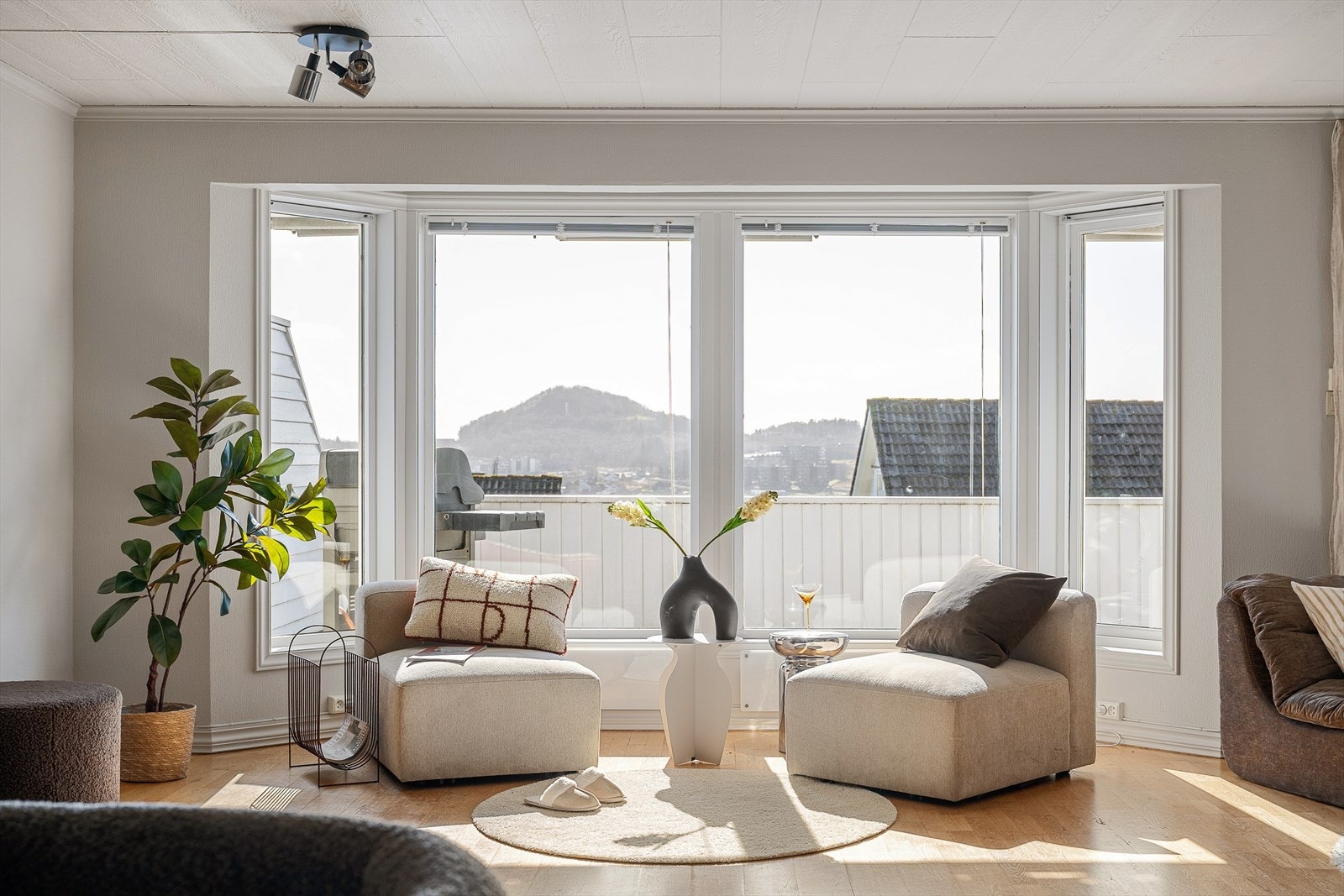 Store vindusflater gir rikelig med naturlig lys. Galleribilde