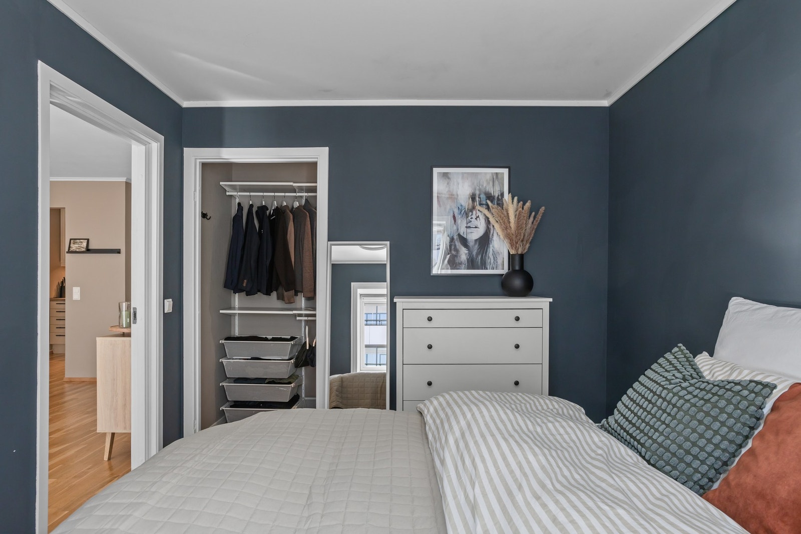 "Direkte adgang til walk-in closet med god oppbevaringsplass." Galleribilde