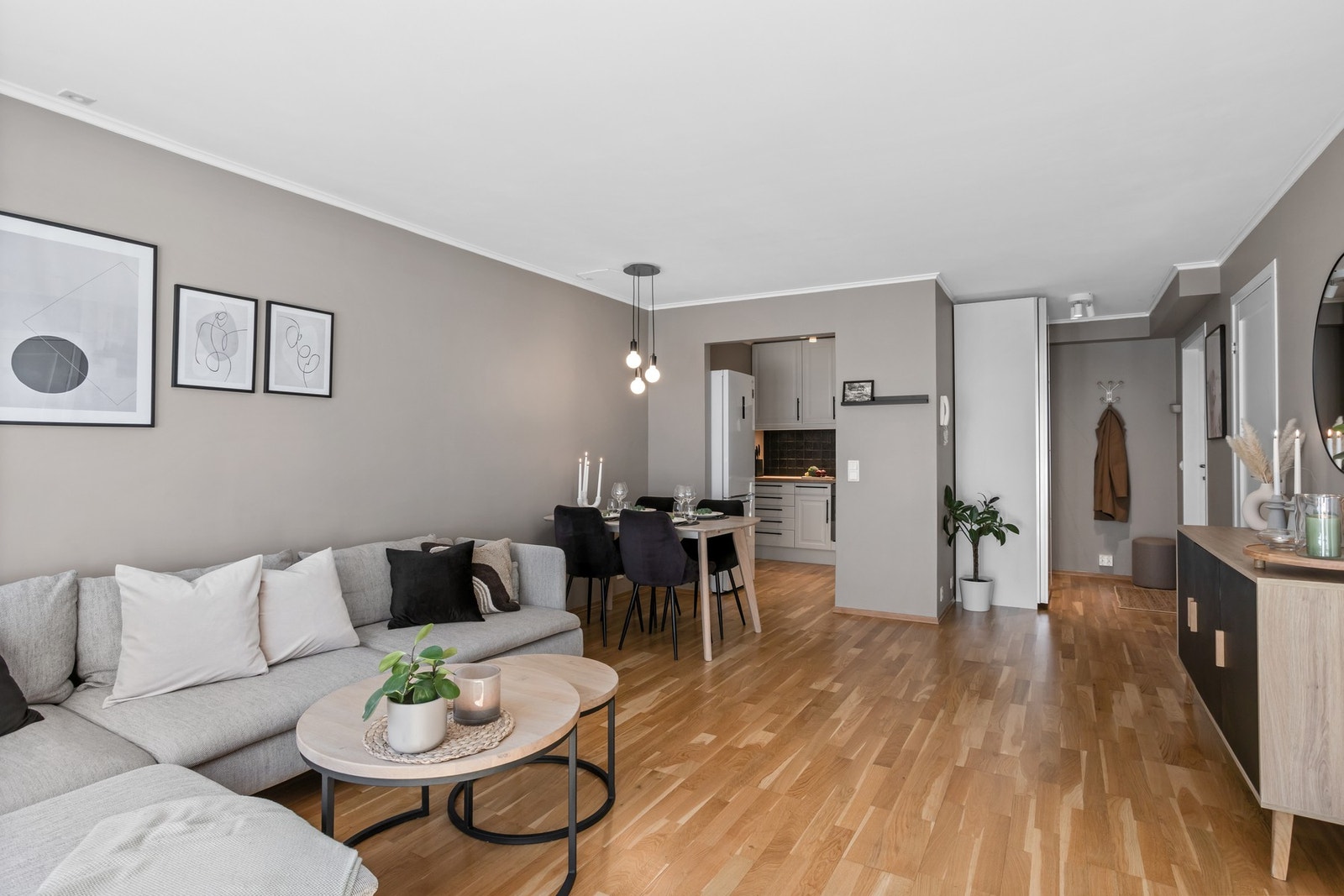 God plass til både stor sofa og spisebord. Galleribilde