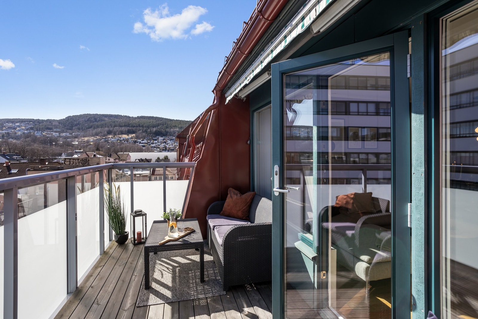 Romslig balkong på ca. 9 kvm med plass til sittegruppe. Galleribilde