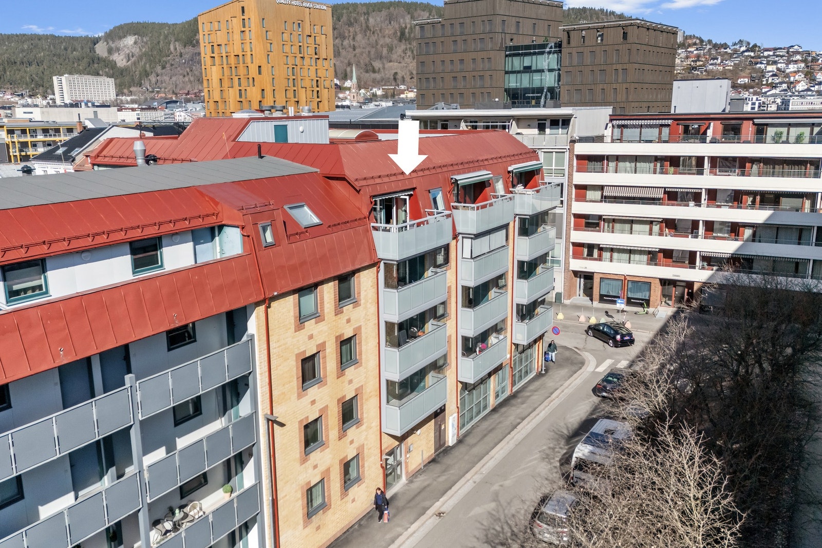 Sentralt beliggende på Strømsø i toppetasje med balkong og gode solforhold. Kort avstand til togstasjon, buss og øvrige kollektivtilbud, samt gangavstand til butikker, caféer og servicetilbud. Galleribilde