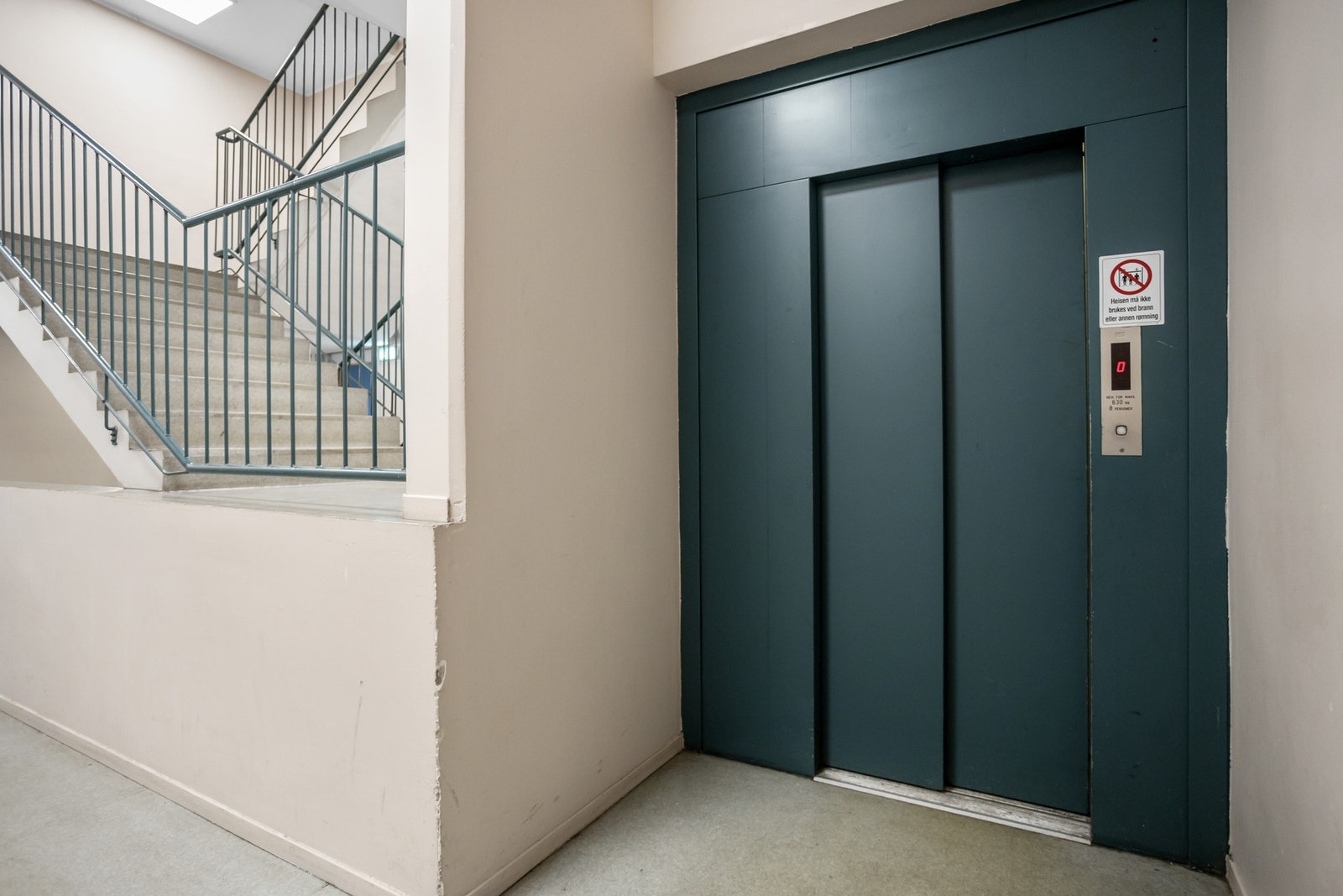 Bygget har heis som gir enkel og trappefri adkomst til alle etasjer. Galleribilde