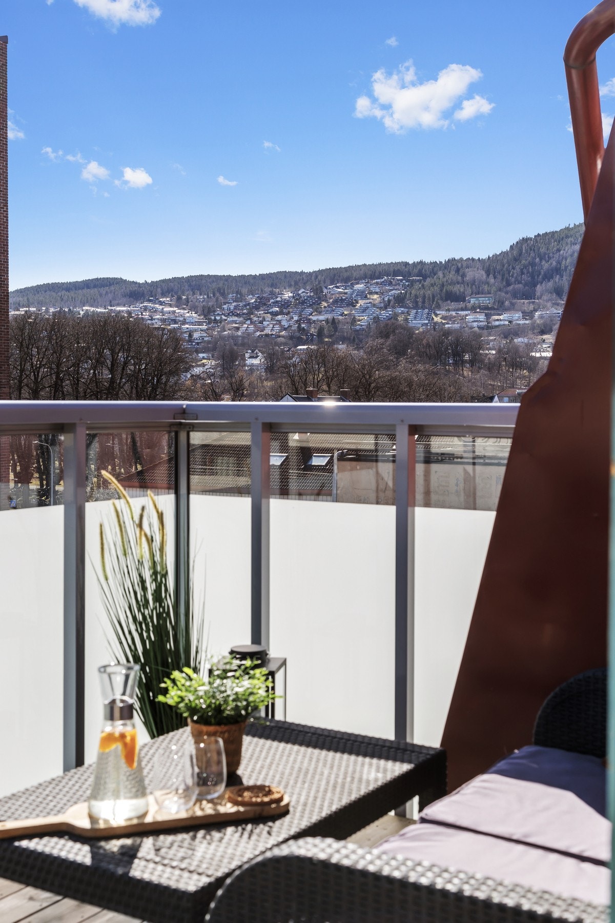 Balkong med gode solforhold og fint utsyn. Her kan solen nytes store deler av dagen, med plass til utemøbler og hyggelige uteopphold. Galleribilde