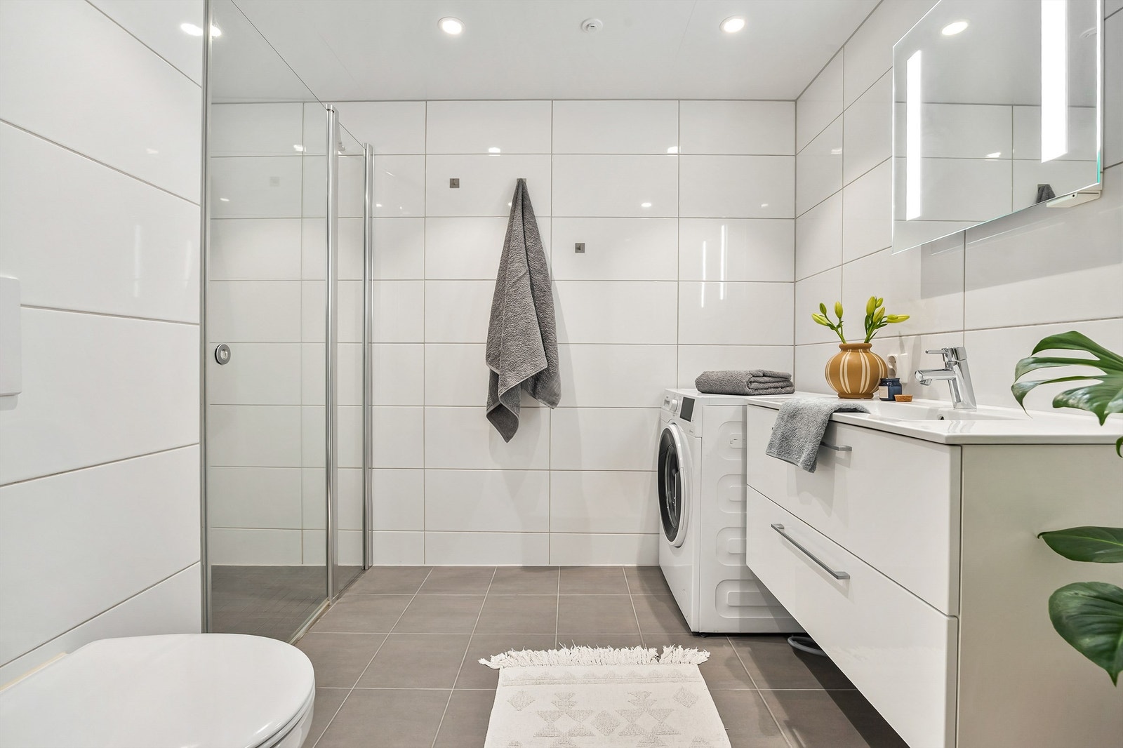 Stilrent bad med downlights i tak og gulvvarme. Galleribilde