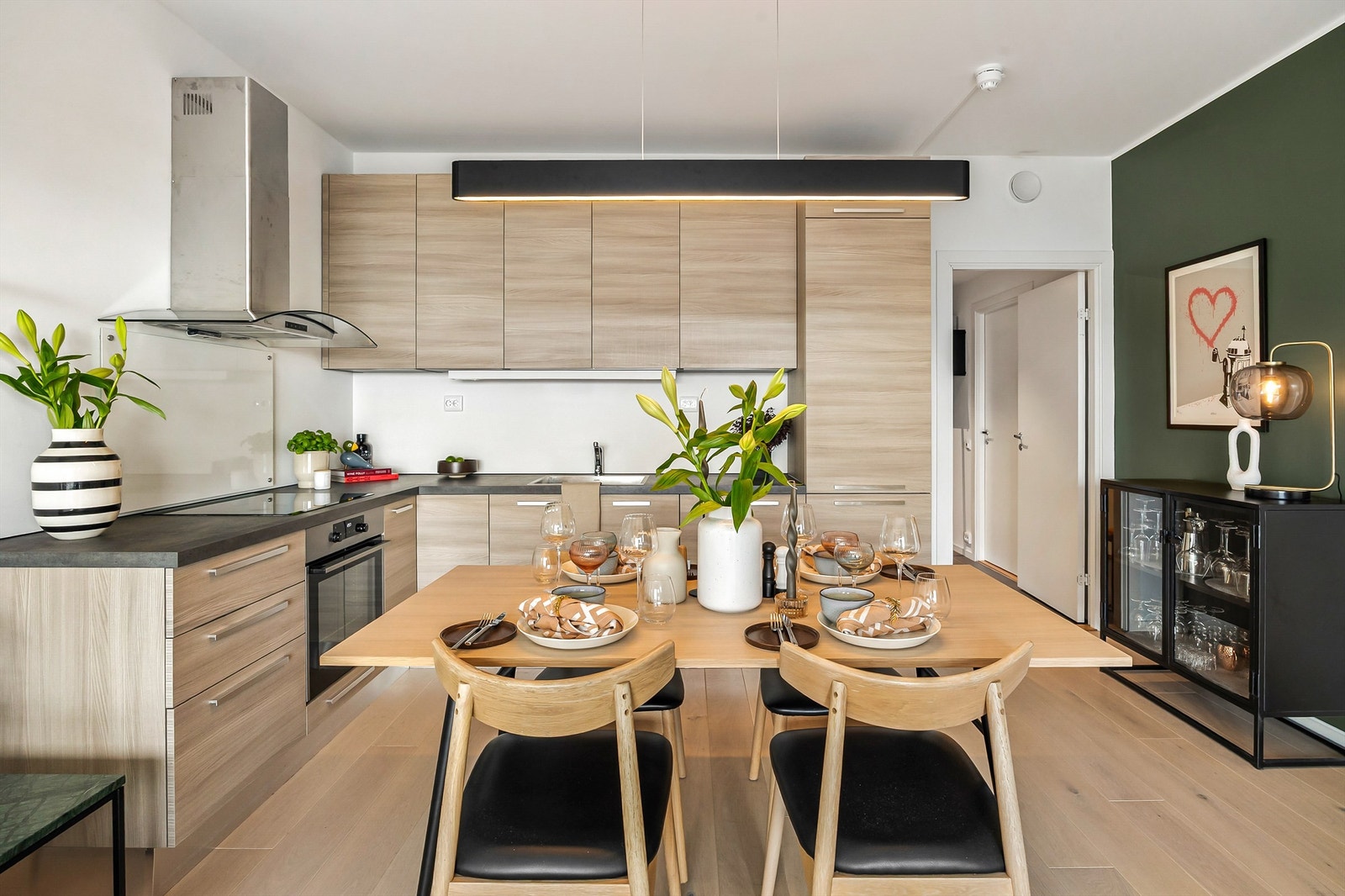 Moderne kjøkkeninnredning fra Aran Cucine med helintegrerte hvitevarer. Galleribilde
