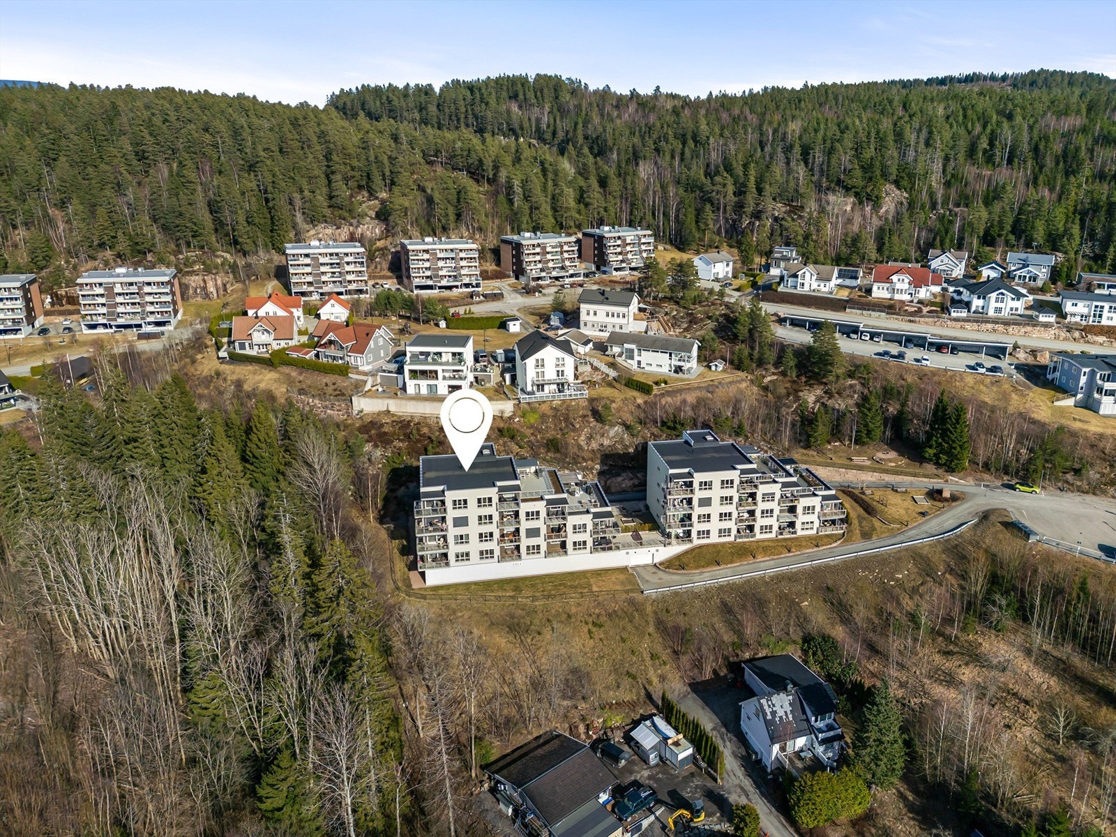 Det er også kort vei til Liertoppen kjøpesenter, Bauhaus og Montér. Galleribilde