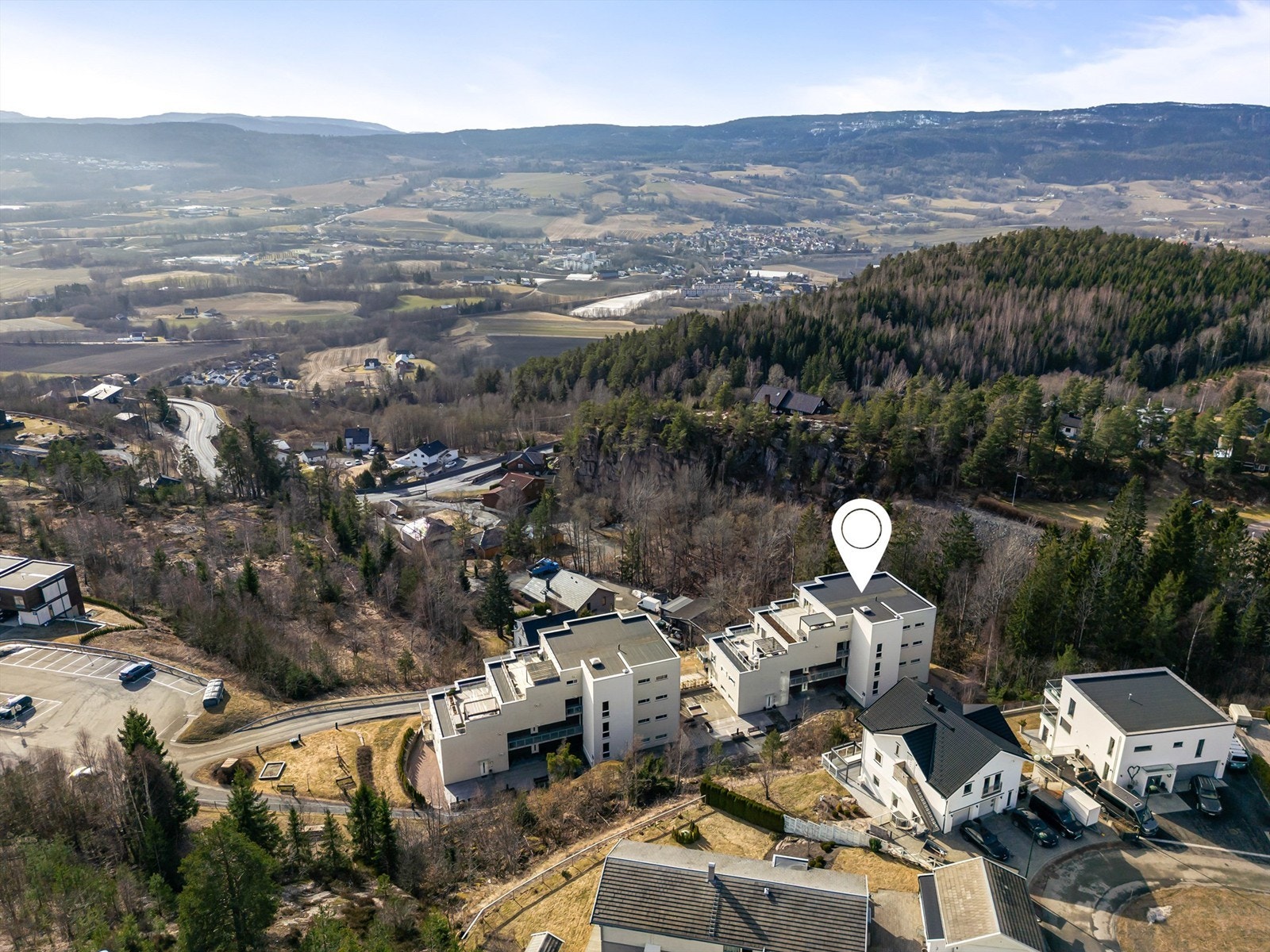 Gangavstand til flotte tur- og rekreasjonsområder, bl.a. Kjekstadmarka, Stuvstjern og Fosskollen. Galleribilde