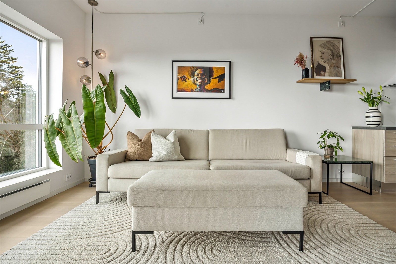 Åpen kjøkken- og stueløsning med sofaområde samt spiseplass. Galleribilde
