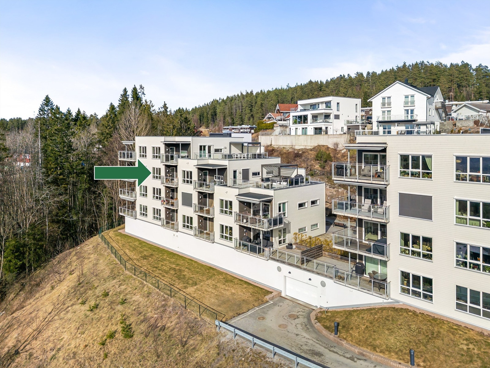 Felles inngangsparti med videre heis- og trappeadkomst til leilighetens etasjeplan (3. etasje). Galleribilde