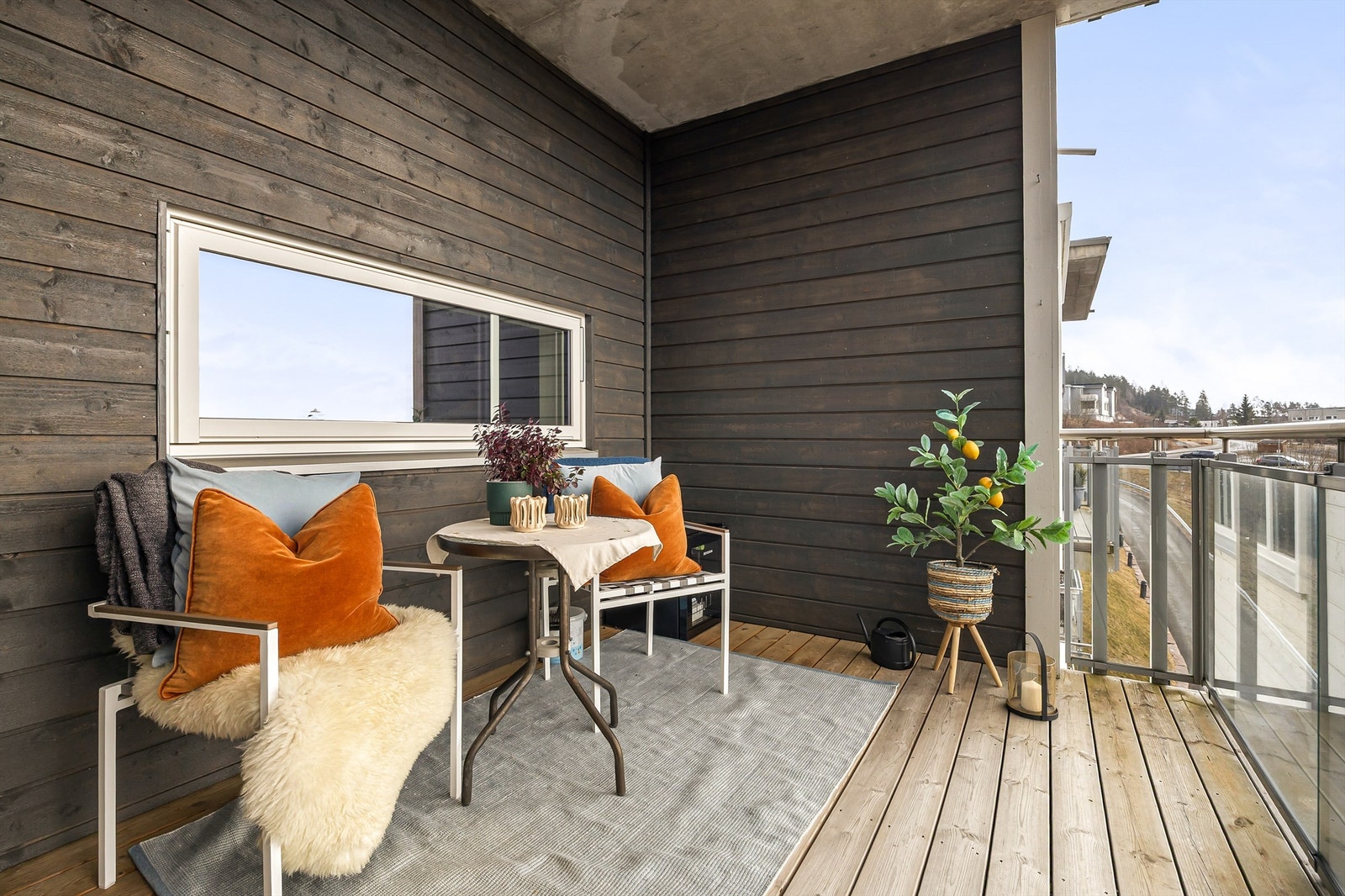Overbygget balkong på 8 kvm med terrassebord på gulv. Galleribilde