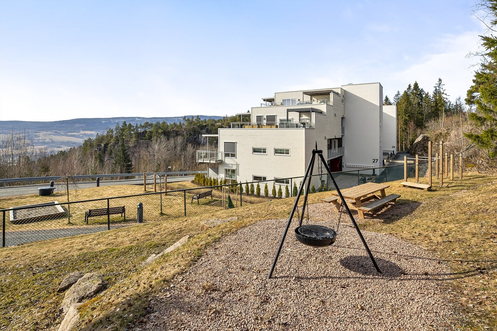 Fellesarealene er opparbeidet med asfalterte veier, plenarealer og diverse beplantninger. Galleribilde