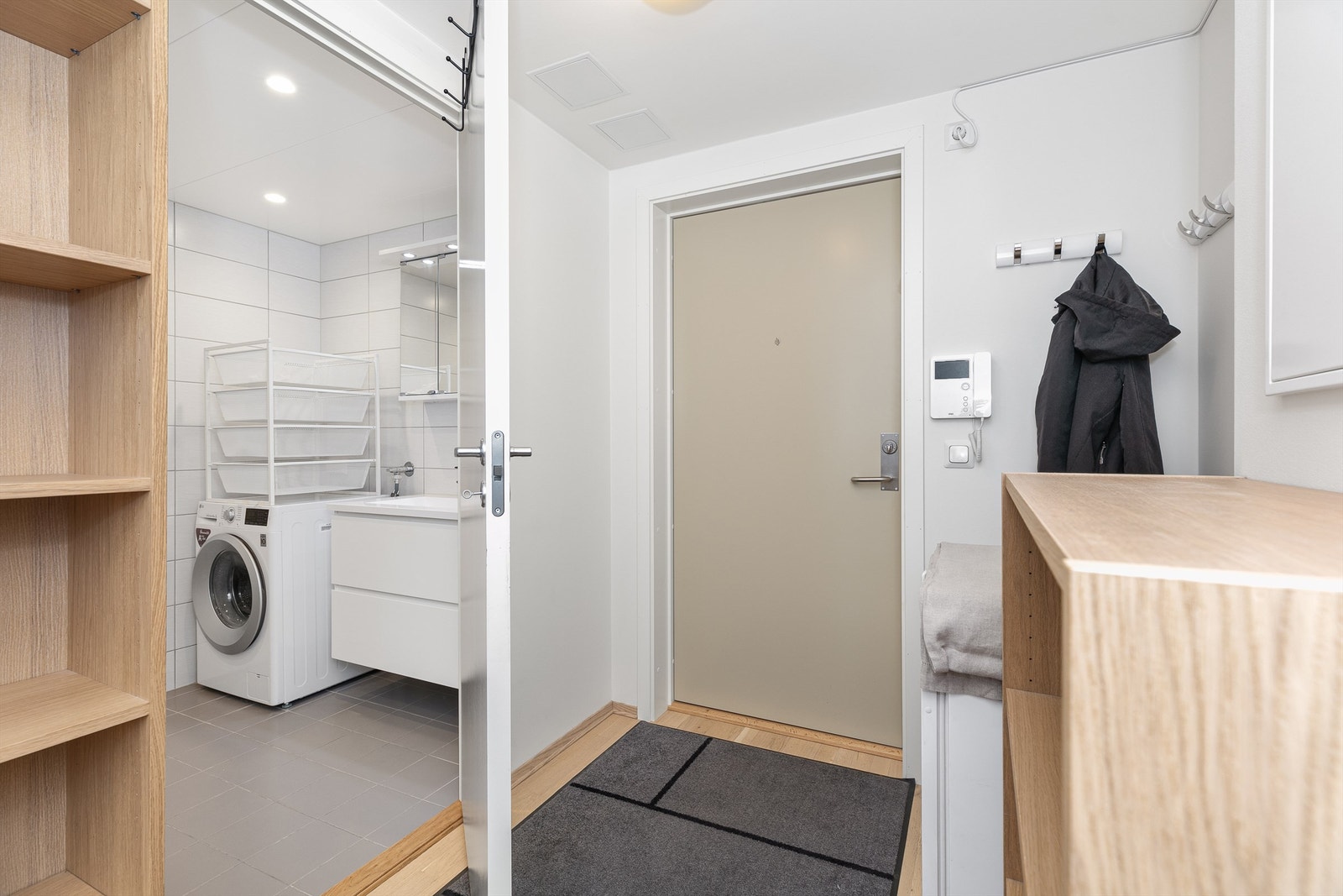 Innbydende gang med plass til å henge fra seg yttertøy. Galleribilde