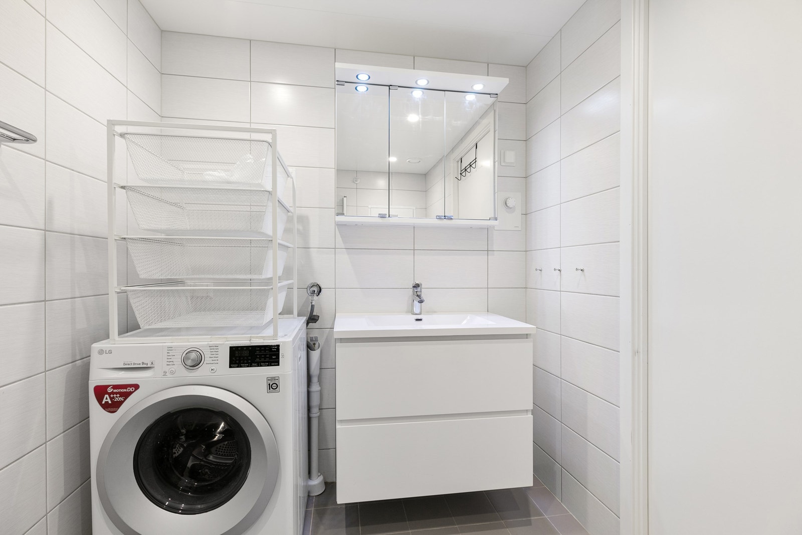 På badet er det opplegg for vaskemaskin. Galleribilde