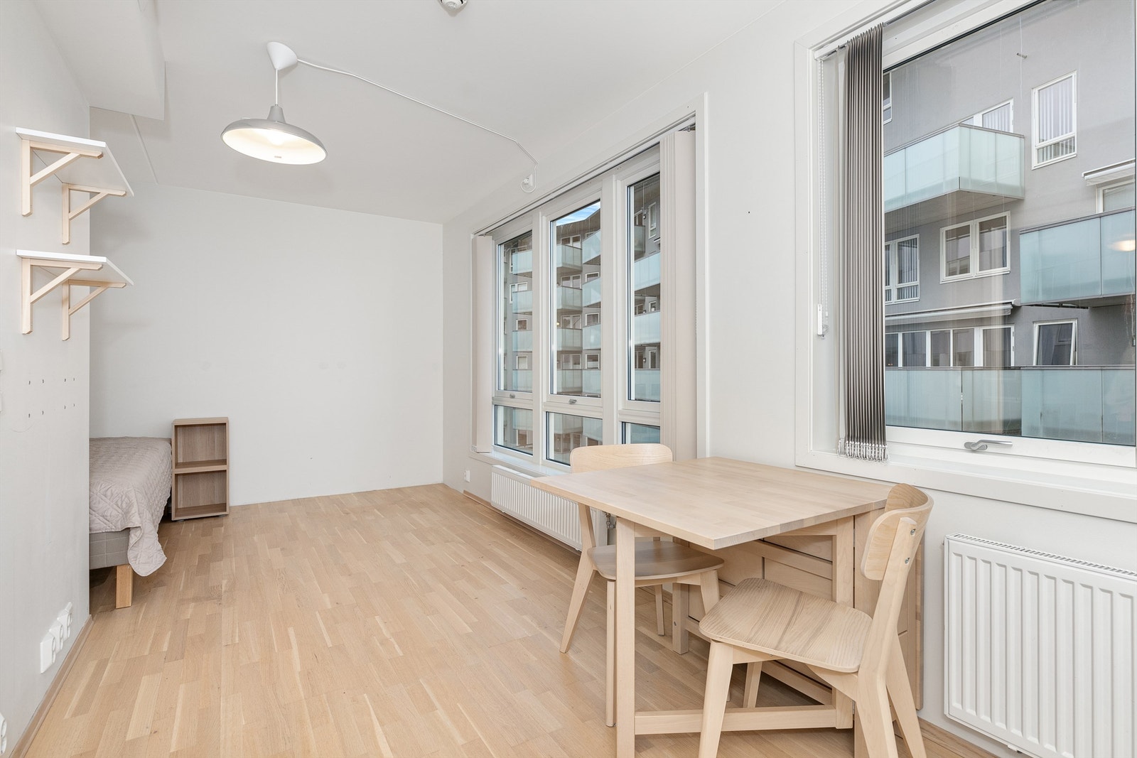 Leiligheten har lyse fargetoner og store vindusflater. Galleribilde