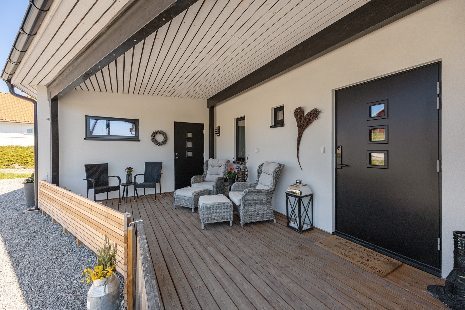 Ved inngangspartiet er det en overbygd, vestvendt velkomstterrasse på ca. 26 kvm med tredekke og stemningsfull utebelysning. Galleribilde